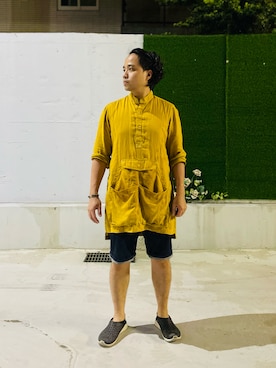 「SYNDRO（シンドロ）のアイテム（トップス）」を使った、Ú-Sêng Tânさん（メンズ・167cm）の春コーディネート