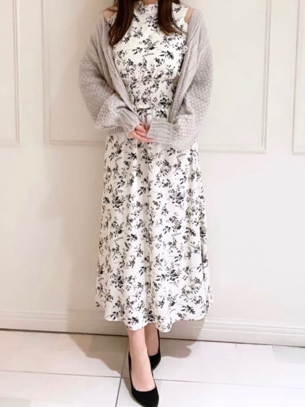 「tocco、toccocloset、花柄ワンピース、ロングワンピース、秋のコーデ、カジュアルコーデ、ゆったりコーデ、大人カジュアル、だから秋服が好き、オフショル、プチプラ、淡色コーデ」｜「tocco closetのプチフリル×シャーリングショルダー開きモノトーンフラワープリントワンピース（ワンピース、ホワイト系）」を使った、toccocloset_STAFFさん（レディース・160cm）の秋コーディネートの1枚目の写真