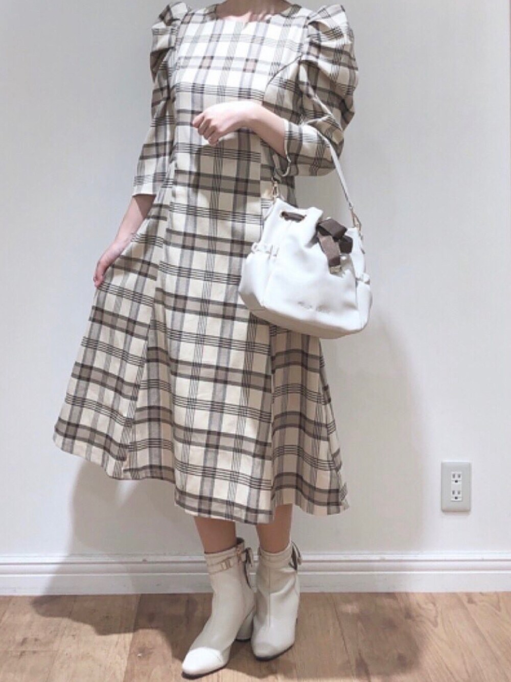 「tocco、toccocloset、プチプラ、プチプラコーデ、だから秋服が好き、チェック、チェックワンピース、パワショル、ワンピース、ブーツ、淡色コーデ、おでかけ、ガーリー」｜「tocco closetのグログランリボン付きtocco closet刺繍入りショルダーバッグ（ショルダーバッグ、ホワイト系）」を使った、toccocloset_STAFFさん（レディース・158cm）の秋コーディネートの1枚目の写真