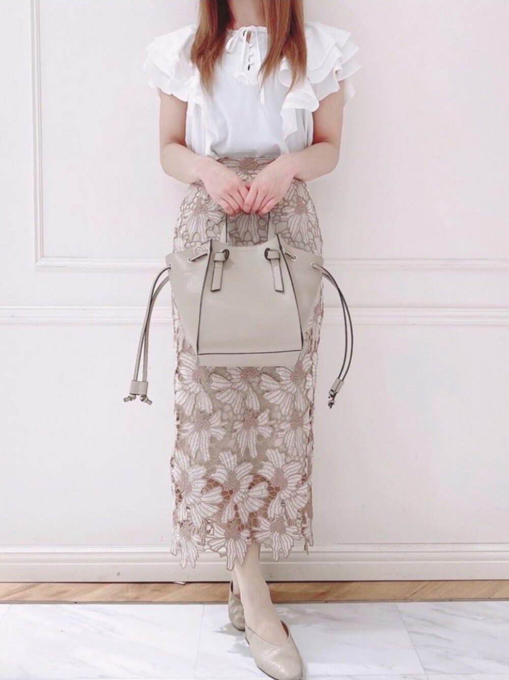 「tocco、toccocloset、プチプラコーデ、ベージュ、ホワイト、夏コーデ、オフィスカジュアル、フリルブラウス、タイトスカート、レーススカート、レースタイトスカート、きれいめコーディネート、トートバッグ、秋トレンド2021」｜「tocco closetの配色フラワーレースタイトスカート≪tocco closet luxe≫（スカート、ベージュ系）」を使った、toccocloset_STAFFさん（レディース・159cm）の夏コーディネートの1枚目の写真