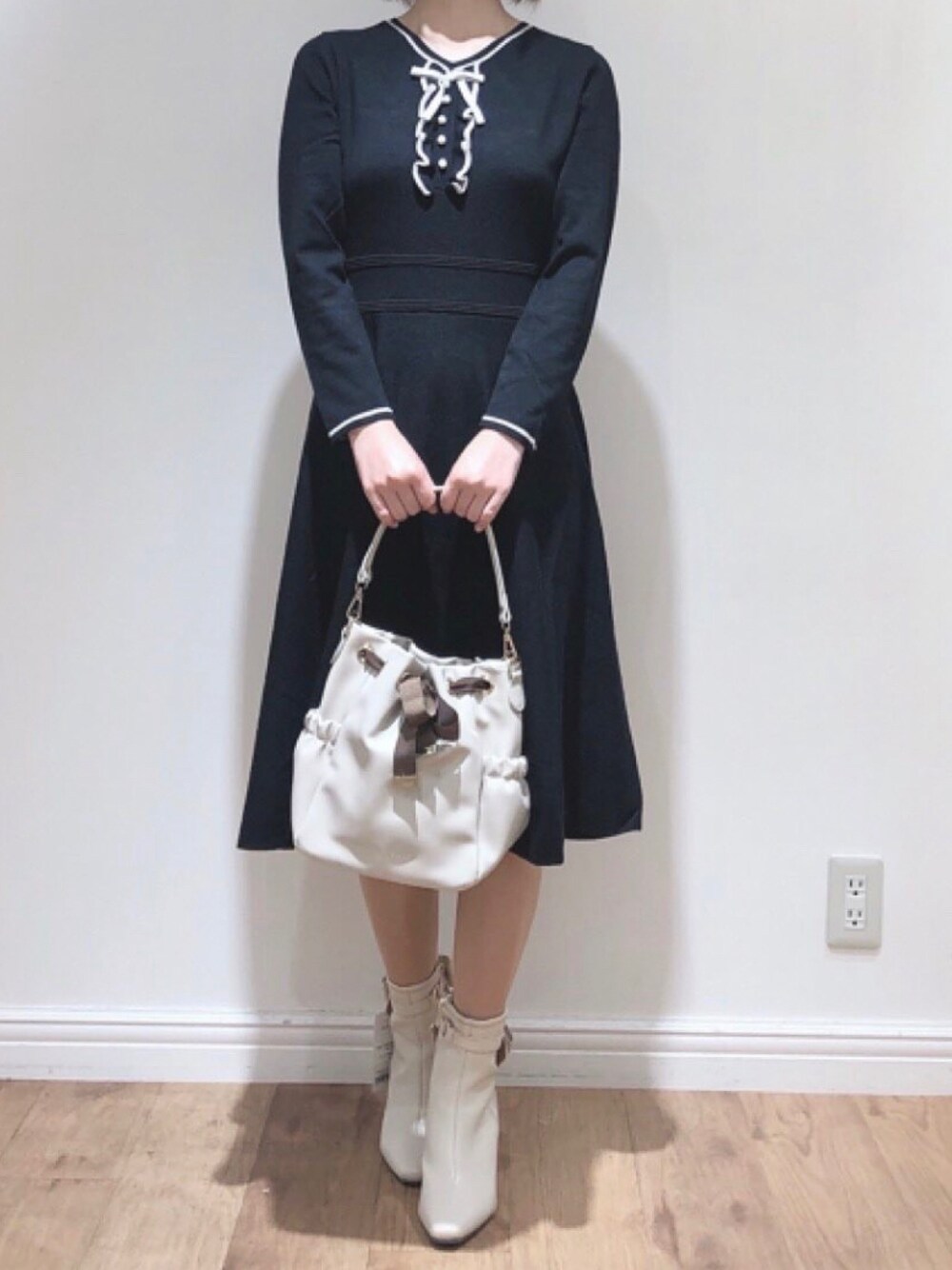 「tocco、toccocloset、プチプラ、プチプラコーデ、だから秋服が好き、ニットワンピース、おでかけ、ガーリー、軽量バッグ、ブーツ」｜「tocco closetのグログランリボン付きtocco closet刺繍入りショルダーバッグ（ショルダーバッグ、ホワイト系）」を使った、toccocloset_STAFFさん（レディース・158cm）の秋コーディネートの1枚目の写真