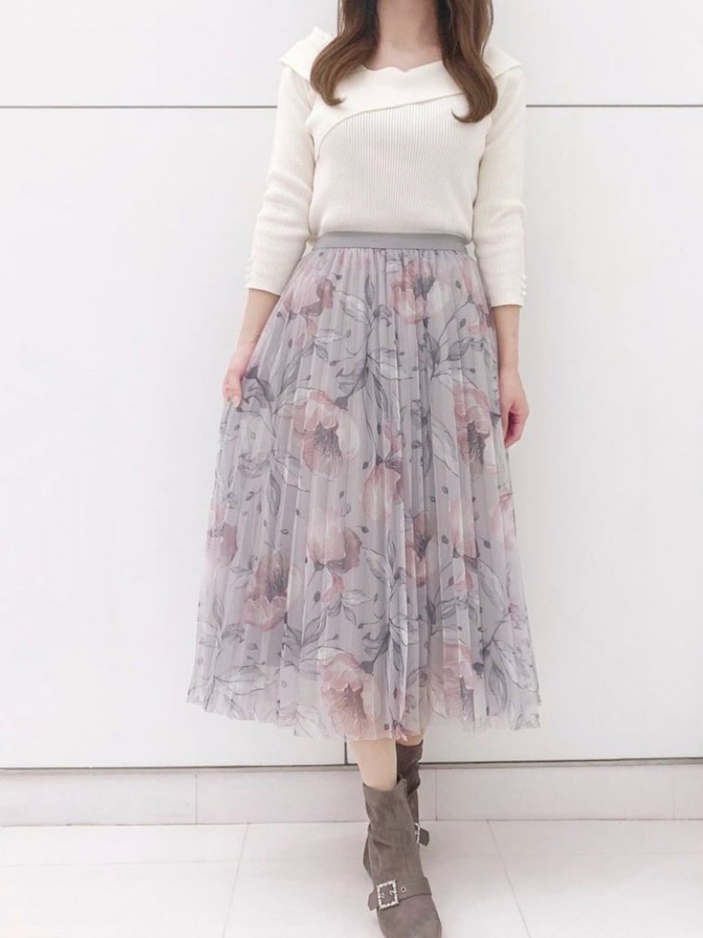 「tocco、toccocloset、プチプラ、プチプラコーデ、淡色コーデ、カジュアルコーデ、ガーリー、リブニット、花柄スカート、チュールスカート」｜「tocco closetのフラワープリントシアープリーツスカート（スカート、グレー系）」を使った、toccocloset_STAFFさん（レディース・159cm）の秋コーディネートの1枚目の写真