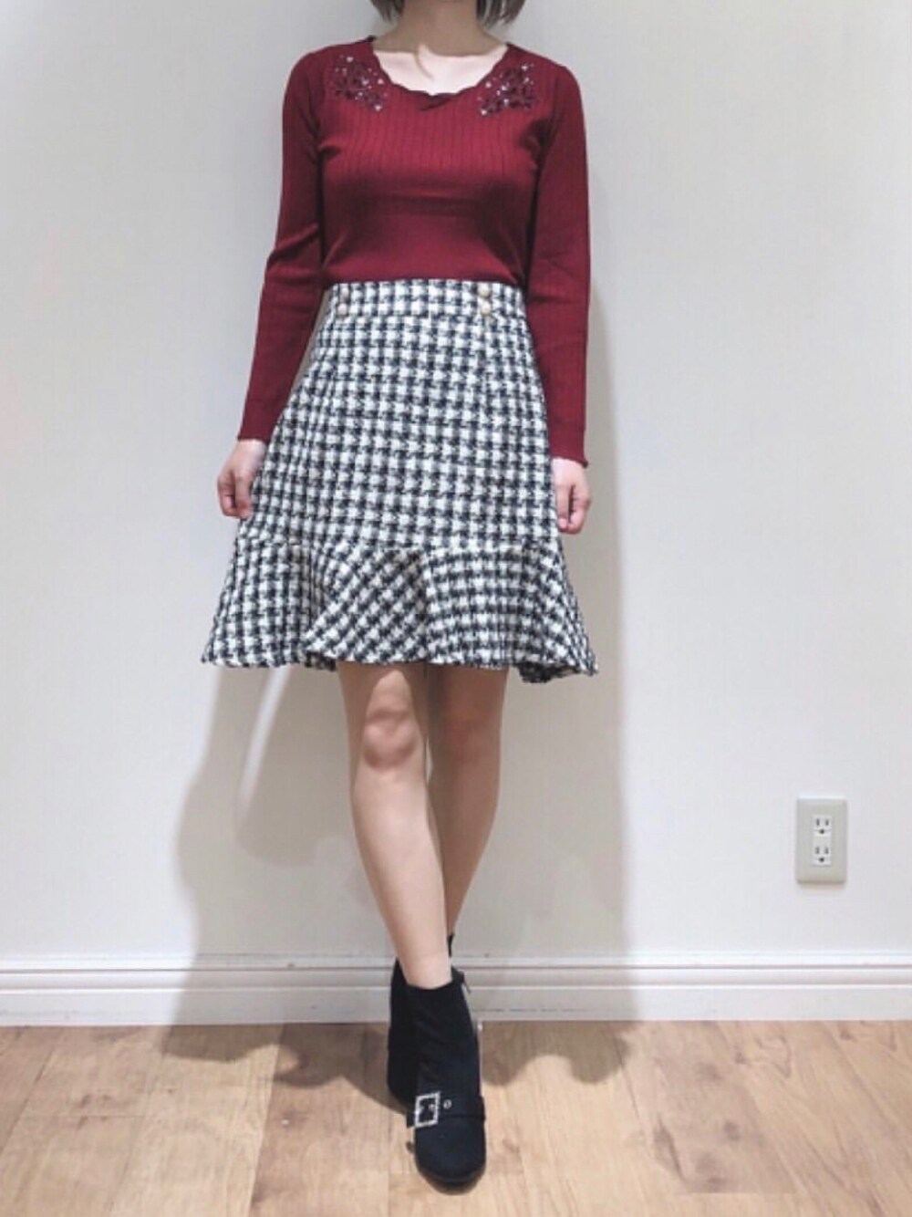 「tocco、toccocloset、プチプラ、プチプラコーデ、だから秋服が好き、カジュアルコーデ、ボルドー、ツイード、ツイードスカート、ミニスカート、刺繍ニット、フェミニン、ブーツ」｜「tocco closetのパールビジュー装飾フラワー刺繍入りスカラネックリブニットプルオーバー（ニット/セーター、レッド系）」を使った、toccocloset_STAFFさん（レディース・158cm）の秋コーディネートの1枚目の写真