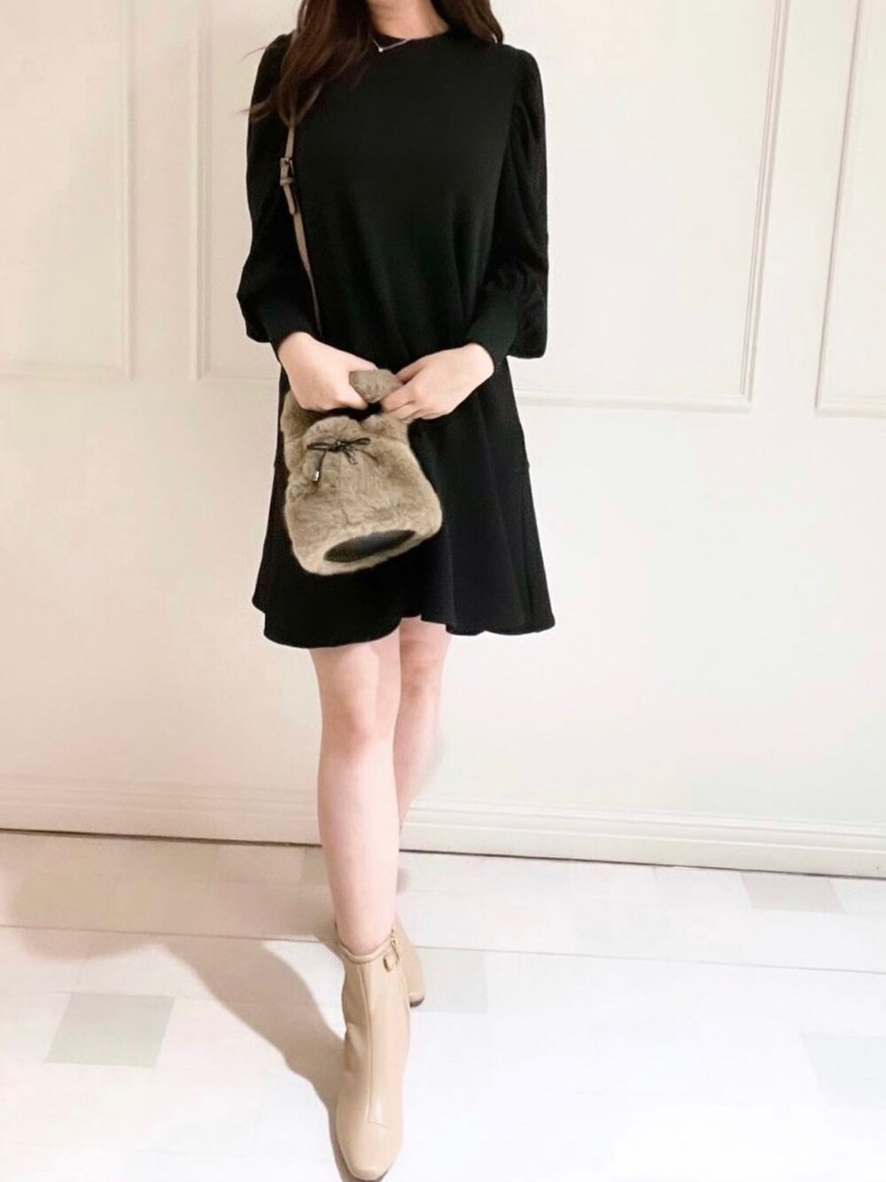 「tocco、toccocloset、プチプラ、ミニ丈ワンピース、だから秋服が好き、ブラック、ブーツ、ワンピース、ファー小物、カジュアルコーデ」｜「tocco closetのバルーンスリーブ裾フリルサックワンピース（ワンピース、ブラック系）」を使った、toccocloset_STAFFさん（レディース・160cm）の秋コーディネートの1枚目の写真