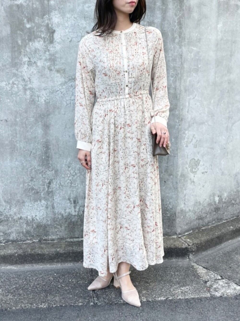 「カジュアルコーデ、お出かけコーデ、大人コーデ、toccocloset、tocco、tocco closet、トッコクローゼット」｜「tocco closetの【ZOZO限定】配色ライン入りフラワープリントロングワンピース（ワンピース、ベージュ系）」を使った、toccocloset_STAFFさん（レディース・158cm）の冬コーディネートの1枚目の写真