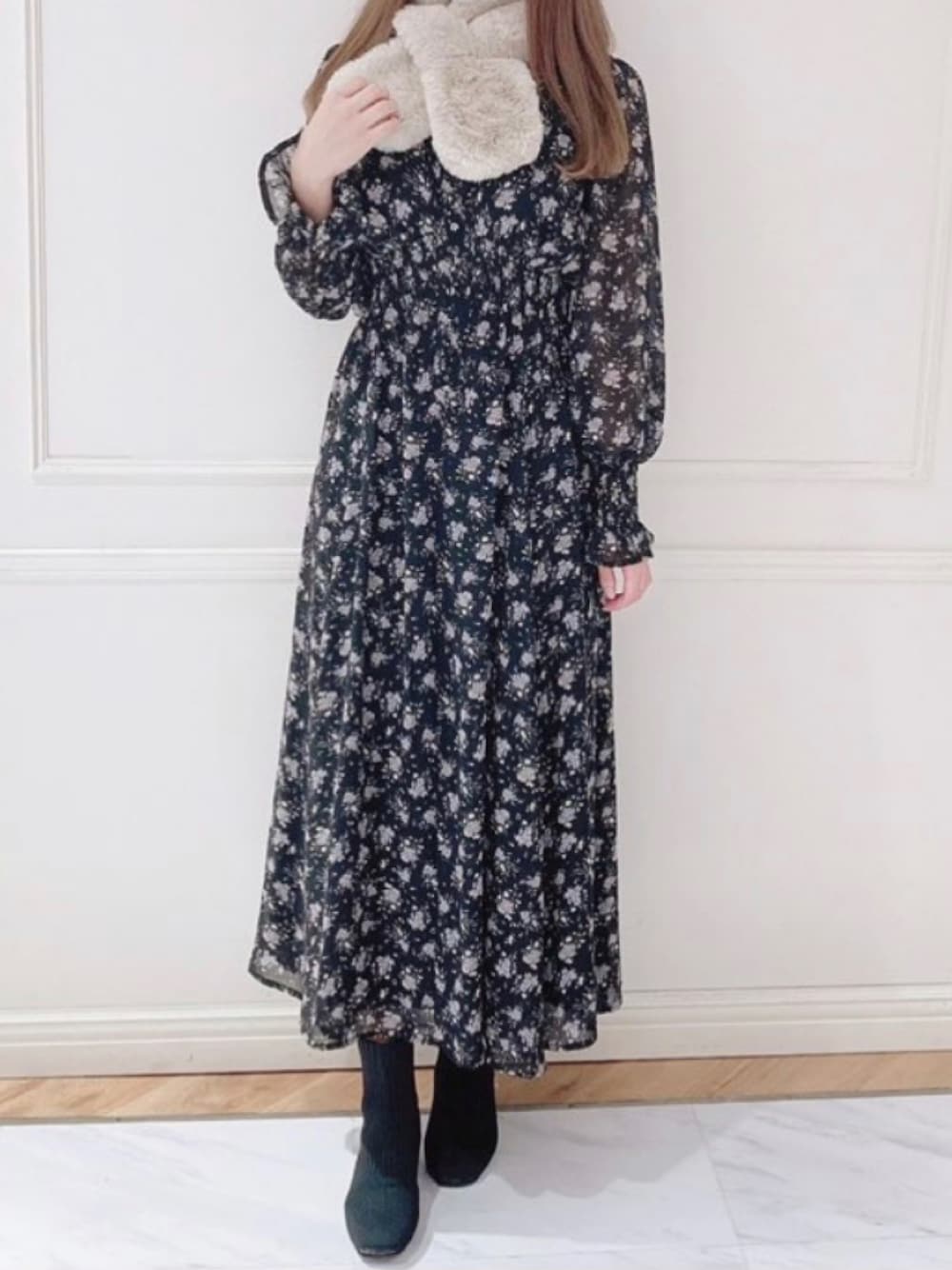「tocco、toccocloset、だから秋服が好き、カジュアルコーデ、休日スタイル、ファー小物、ファーマフラー、ファーティペット、花柄ワンピース、ロングワンピース、プチプラ」｜「tocco closetのアイテム（ワンピース/ドレス、ブラック系）」を使った、toccocloset_STAFFさん（レディース・159cm）の冬コーディネートの1枚目の写真