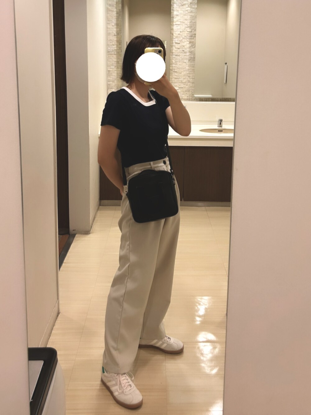 ベージュ系のスニーカー、ブルー系のTシャツ/カットソー、ホワイト系のスラックスを着用したレディースの夏コーディネートの1枚目の写真