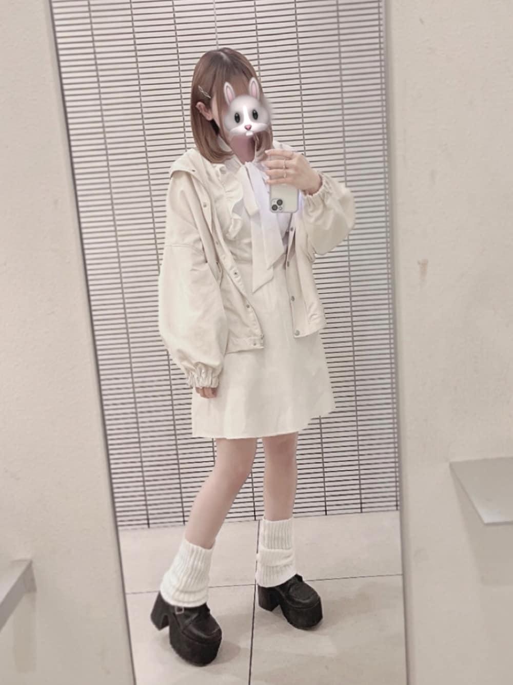 「春、オトナカジュアル、カジュアル、ホワイト、ワンピース、白コーデ、ホワイトコーデ、オトナ女子、ルーズソックス、かわいい、ふんわり、今日のコーデ、いいね、save、フォローお願いします🤑、春コーデ」｜「Jamie エーエヌケーのアイテム（ブーツ、ブラック系）」を使った、アソビさん（レディース・162cm）の春コーディネートの1枚目の写真