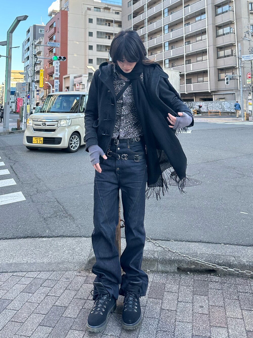 「y2k、ダッフルコート、柄シャツ、レオパード、スカーフ、デニムパンツ、厚底シューズ、休日スタイル、休日コーデ、今日のコーデ、シンプルコーデ、春、春コーデ、春のおしゃ見えテクニック」｜「BLANK　のアイテム（デニムパンツ、ブルー系）」を使った、aotoさん（メンズ・181cm）の春コーディネートの1枚目の写真