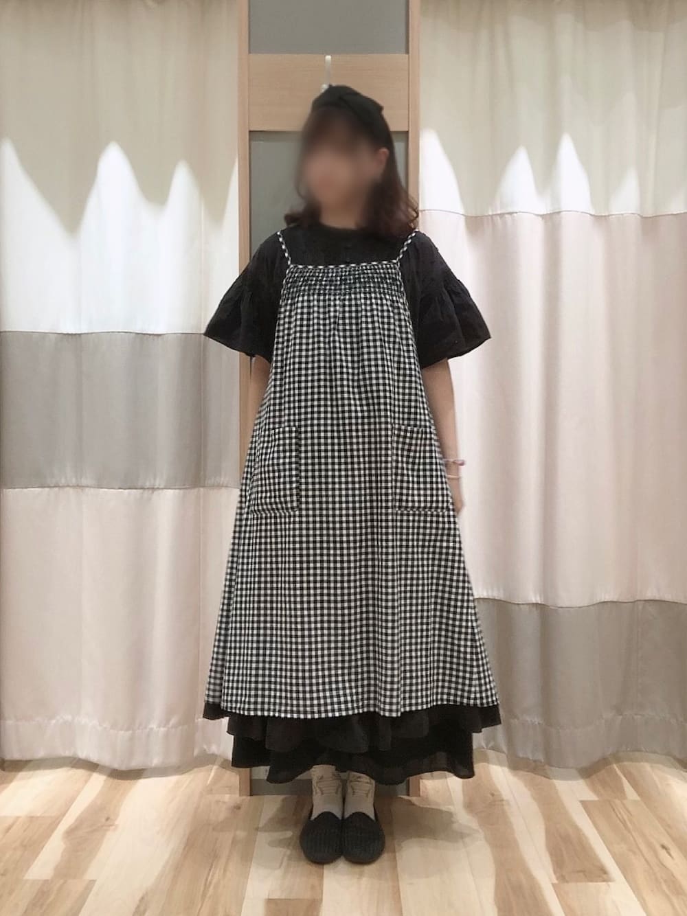「サマンサ モスモス(Samansa Mos2)、SM2、ブラック、ブラックコーデ、ワンピース、チェック、重ね着、レイヤードスタイル、着回しコーデ、モノトーンコーデ」｜「Samansa Mos2のドビー切替レースワンピース（ワンピース、ブラック系）」を使った、Junkoさん（レディース・162cm）の春コーディネートの1枚目の写真