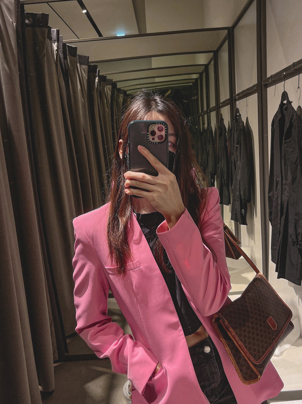 「girl、mirrorselfie、fashion、ZARA、H&M、CELINE」｜「ZARA WOMANのアイテム（その他アウター、ピンク系）」を使った、Rinvoyage さん（レディース・165cm）の秋コーディネートの1枚目の写真