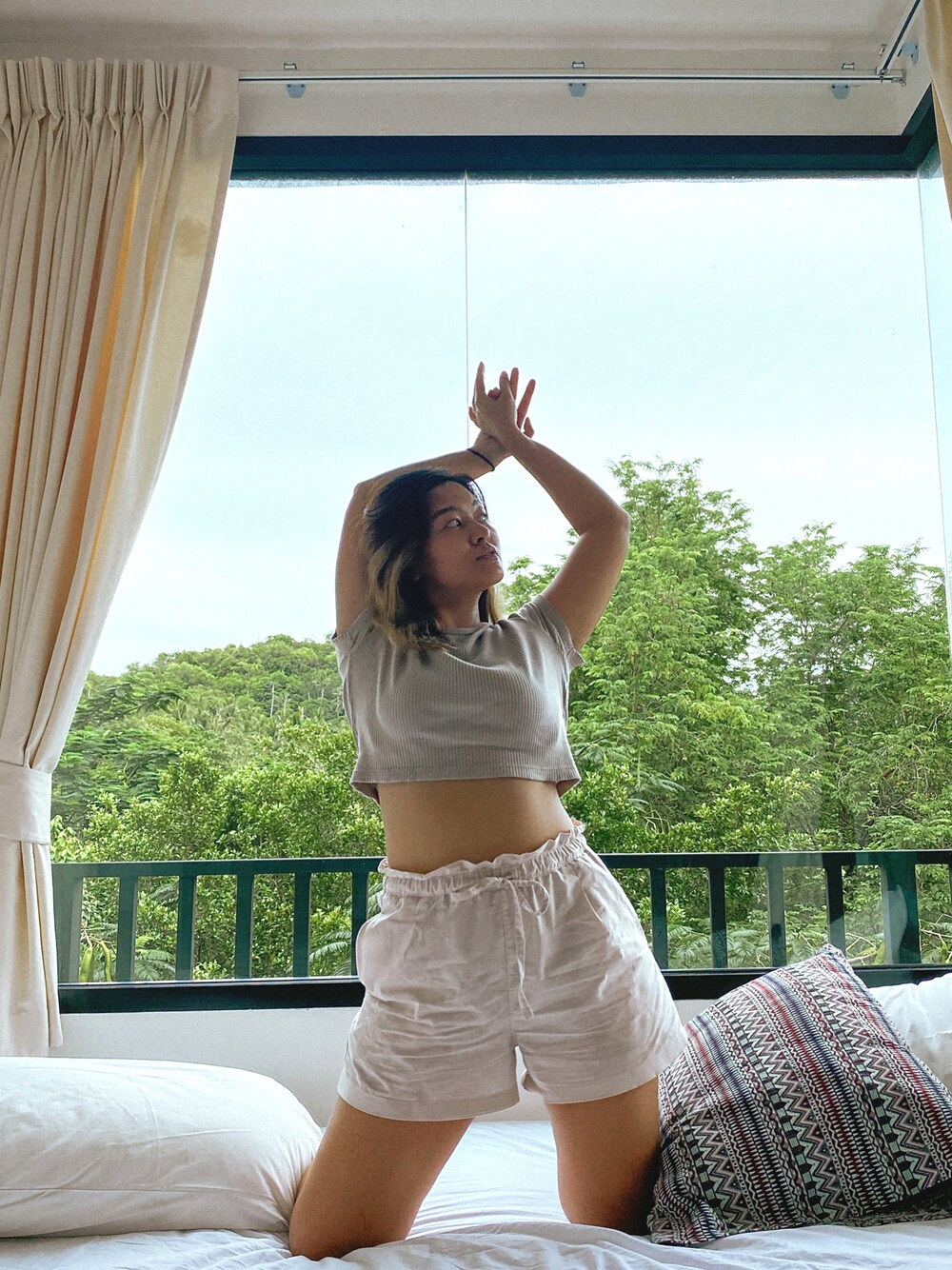「vacay、girl、sexy、beige and white、matchingoutfits」｜「UNIQLOのコットンリネンイージーショートパンツ（その他パンツ、ベージュ系）」を使った、Sunny  Lolaさん（レディース・162cm）の秋コーディネートの1枚目の写真