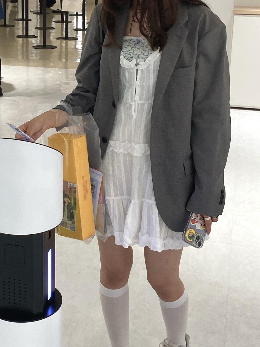 「UNIQLOのアイテム（テーラードジャケット、グレー系）」を使った、uiさん（レディース・161cm）の夏コーディネートの1枚目の写真