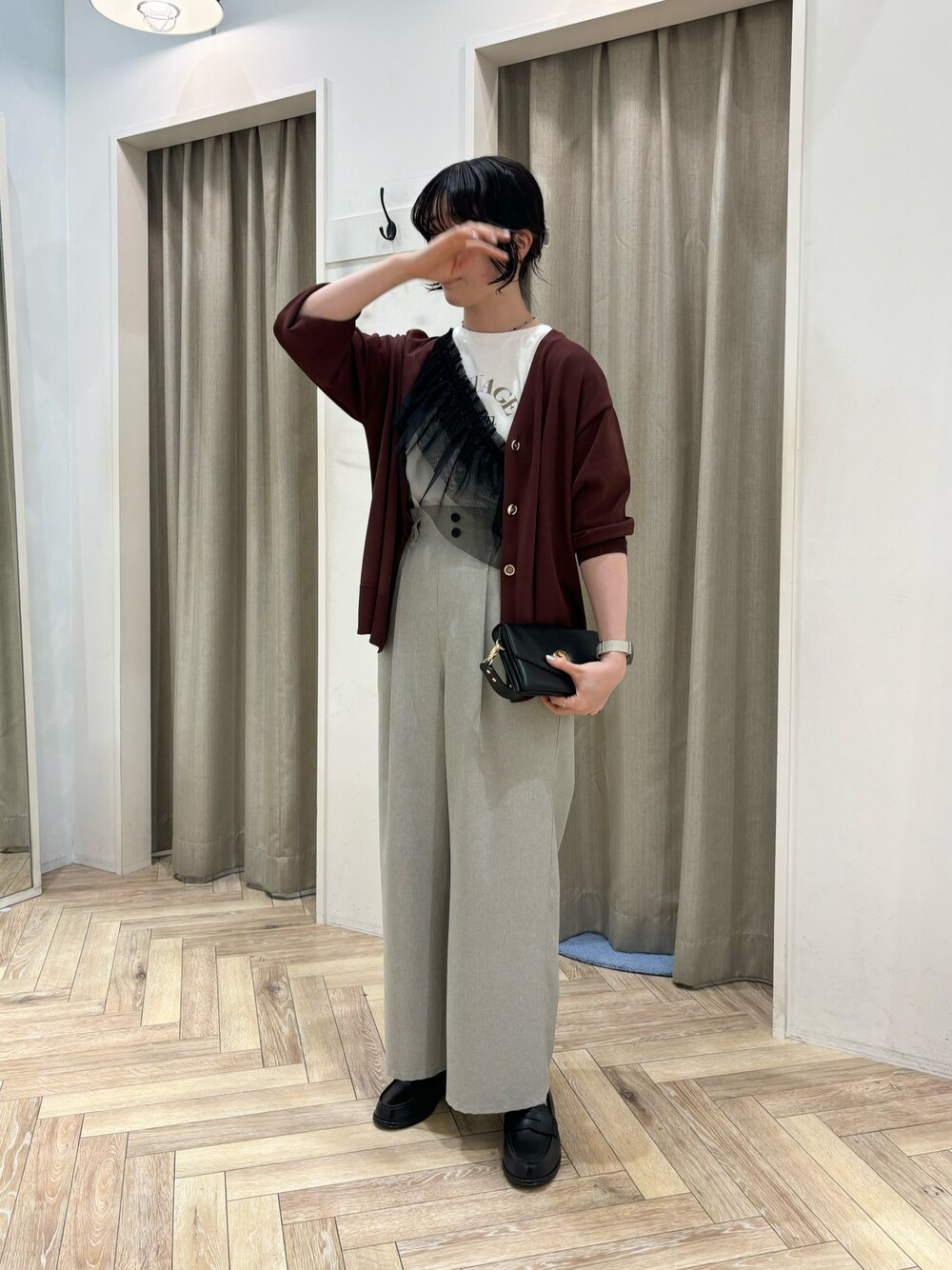 「きれいめカジュアル、秋のコーデ、シンプルスタイル、Tシャツ、つけ衿、シアーカーディガン、カーディガン、ワイドパンツ、カジュアルスタイル、大人かわいい、Techichi TERRASSE、テチチテラス」｜「Te chichi TERRASSEのアイテム（パンツ、ブラウン系）」を使った、SUNAMAMIさん（レディース・161cm）の夏コーディネートの1枚目の写真