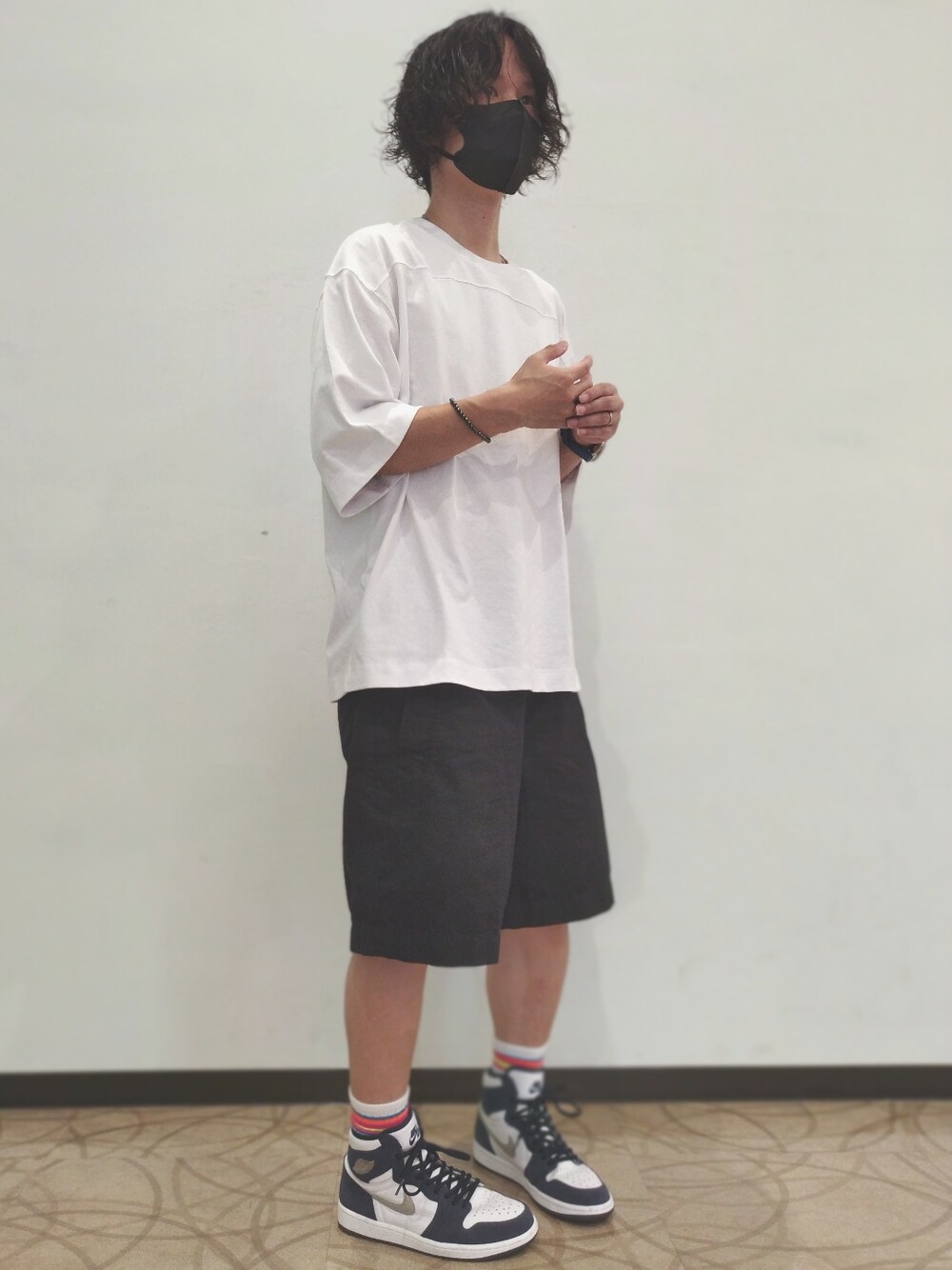 「夏だ！Tシャツ着よう！、真夏のアクティブスタイル、シンプル、休日スタイル、今日のコーデ、短パン、白Tシャツ、ファミマ靴下、ストリート、リラックススタイル、オーバーサイズ、低身長、モノトーン、AIR JORDAN、ラインソックス」｜「LAKOLEのアイテム（Tシャツ/カットソー、ホワイト系）」を使った、Null-Ponさん（メンズ・164cm）の夏コーディネートの1枚目の写真