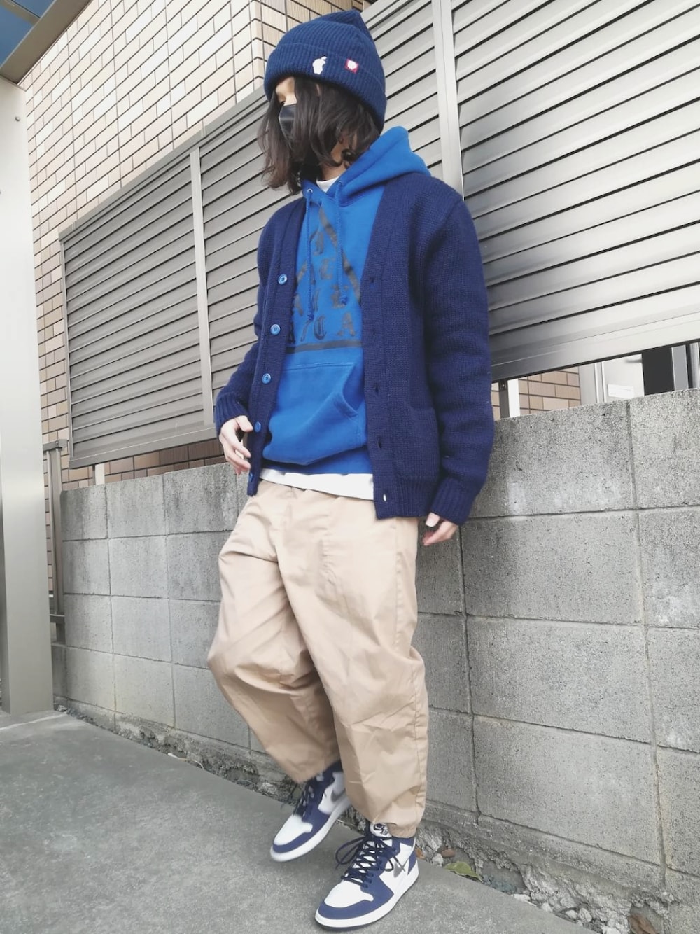 「今日のコーデ、パーカー、ニット帽、フーディー、カーディガン、バルーンパンツ、チノパン、AIR JORDAN、青、レイヤードスタイル、ハイネック、ストリート、ストリートコーデ、低身長、私の推しブランド」｜「PUNK DRUNKERSのアイテム（ニットキャップ/ビーニー、ブルー系）」を使った、Null-Ponさん（メンズ・164cm）の冬コーディネートの1枚目の写真