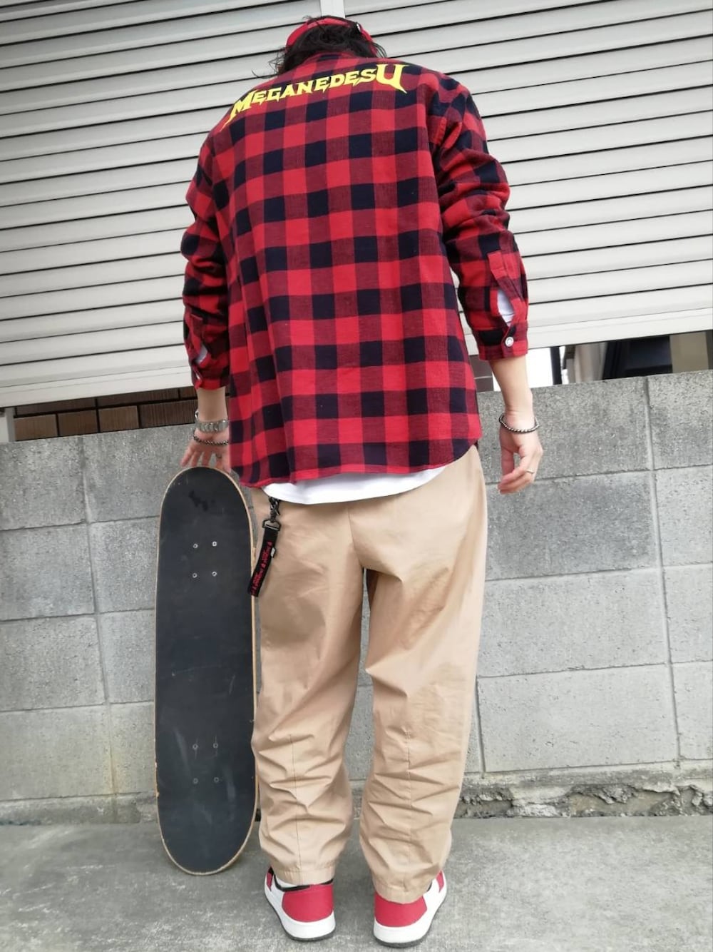 レッド系のシャツ/ブラウス、レッド系のスニーカー、レッド系のキャップを着用したメンズの春コーディネートの2枚目の写真