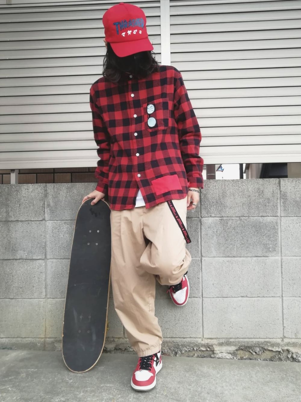 レッド系のシャツ/ブラウス、レッド系のスニーカー、レッド系のキャップを着用したメンズの春コーディネートの3枚目の写真