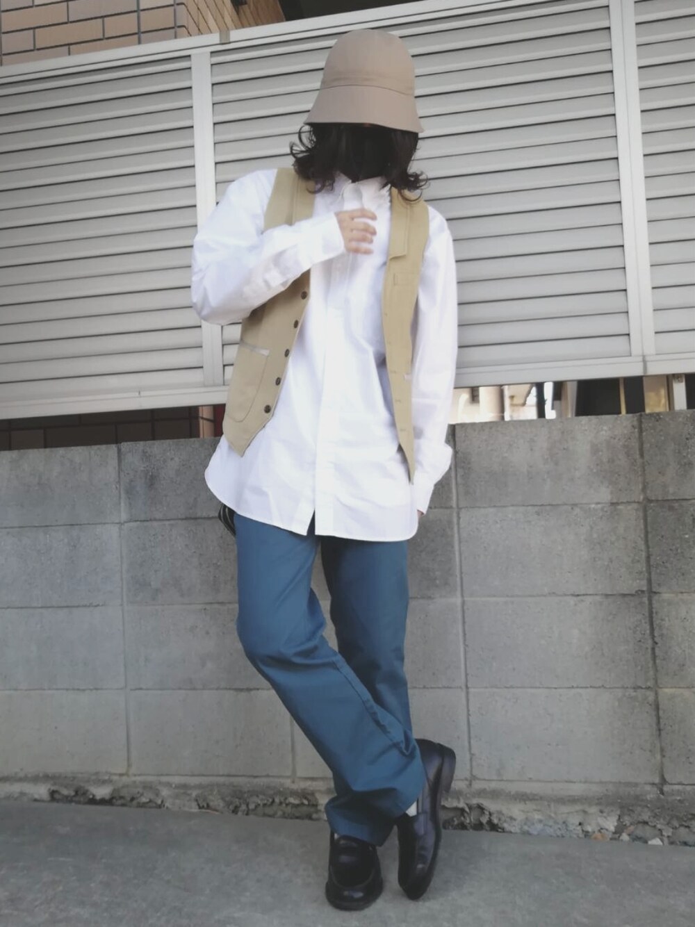 「カラーパンツ、春服みてみて、シンプル、ジレ、ベスト、ベスト×シャツ、バケットハット、白シャツ、ローファー、今日のコーデ、シンプルスタイル、キレイめ、オックスフォードシャツ、低身長、低身長コーデ」｜「GUのアイテム（ハット、ベージュ系）」を使った、Null-Ponさん（メンズ・164cm）の春コーディネートの1枚目の写真