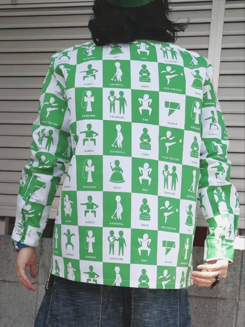 ブルー系のデニムパンツ、その他のスニーカー、グリーン系のシャツ/ブラウスを着用したメンズの春コーディネートの2枚目の写真