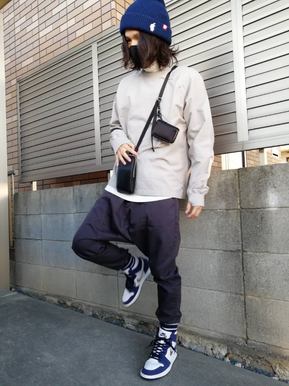 「ミニバッグ、秋冬コーデ、スニーカー、ストリート、サルエルパンツ、シンプル、低身長コーデ、低身長、グレー、AIR JORDAN、エアジョーダン、タートルネック、今日のコーデ、おしゃれさんと繋がりたい、ニット帽」｜「PUNK DRUNKERSのアイテム（ニットキャップ/ビーニー、ブルー系）」を使った、Null-Ponさん（メンズ・164cm）の秋コーディネートの1枚目の写真