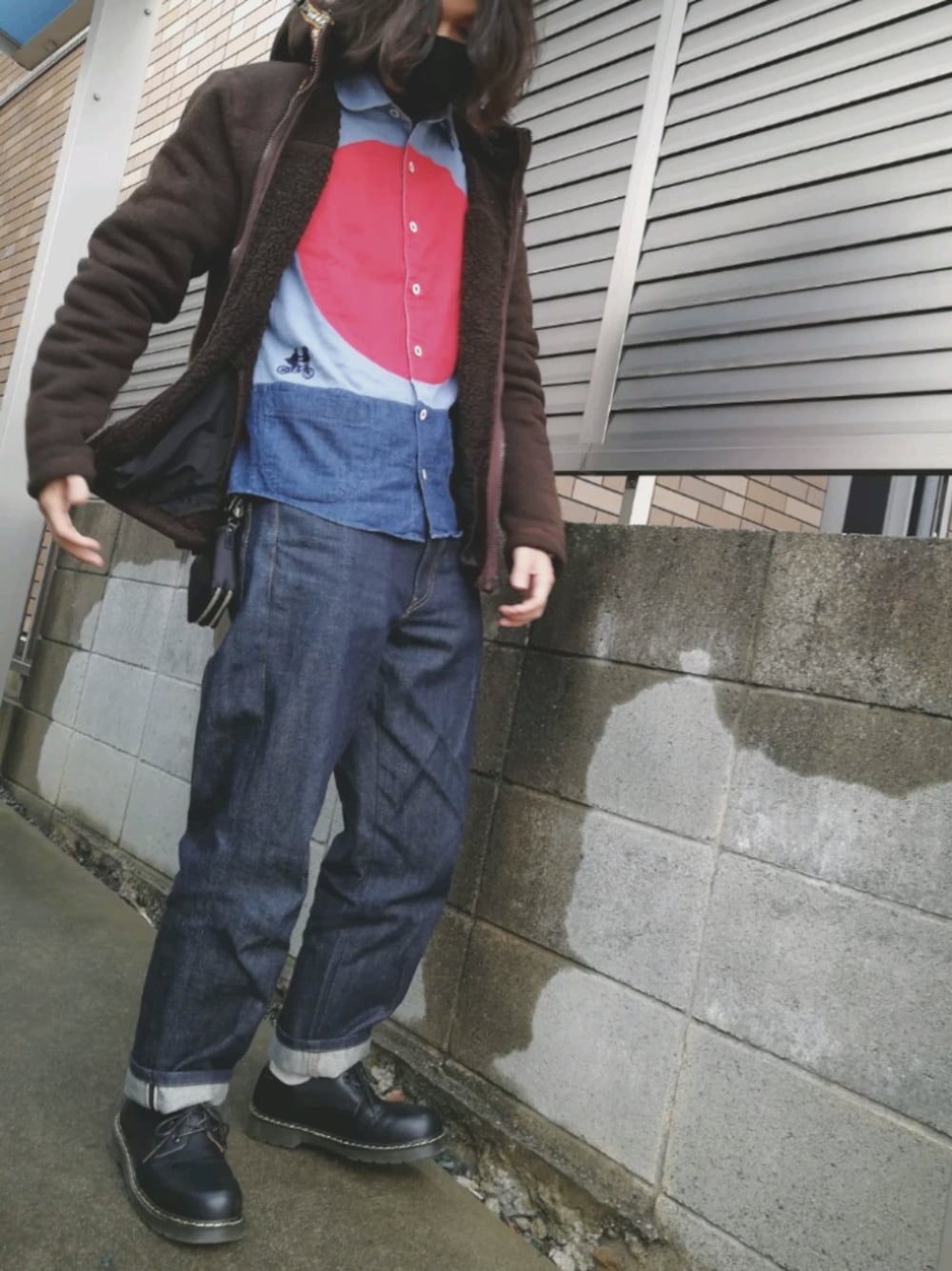 ブラック系のドレスシューズ、ブルー系のシャツ/ブラウス、ブルー系のデニムパンツを着用したメンズの冬コーディネートの1枚目の写真