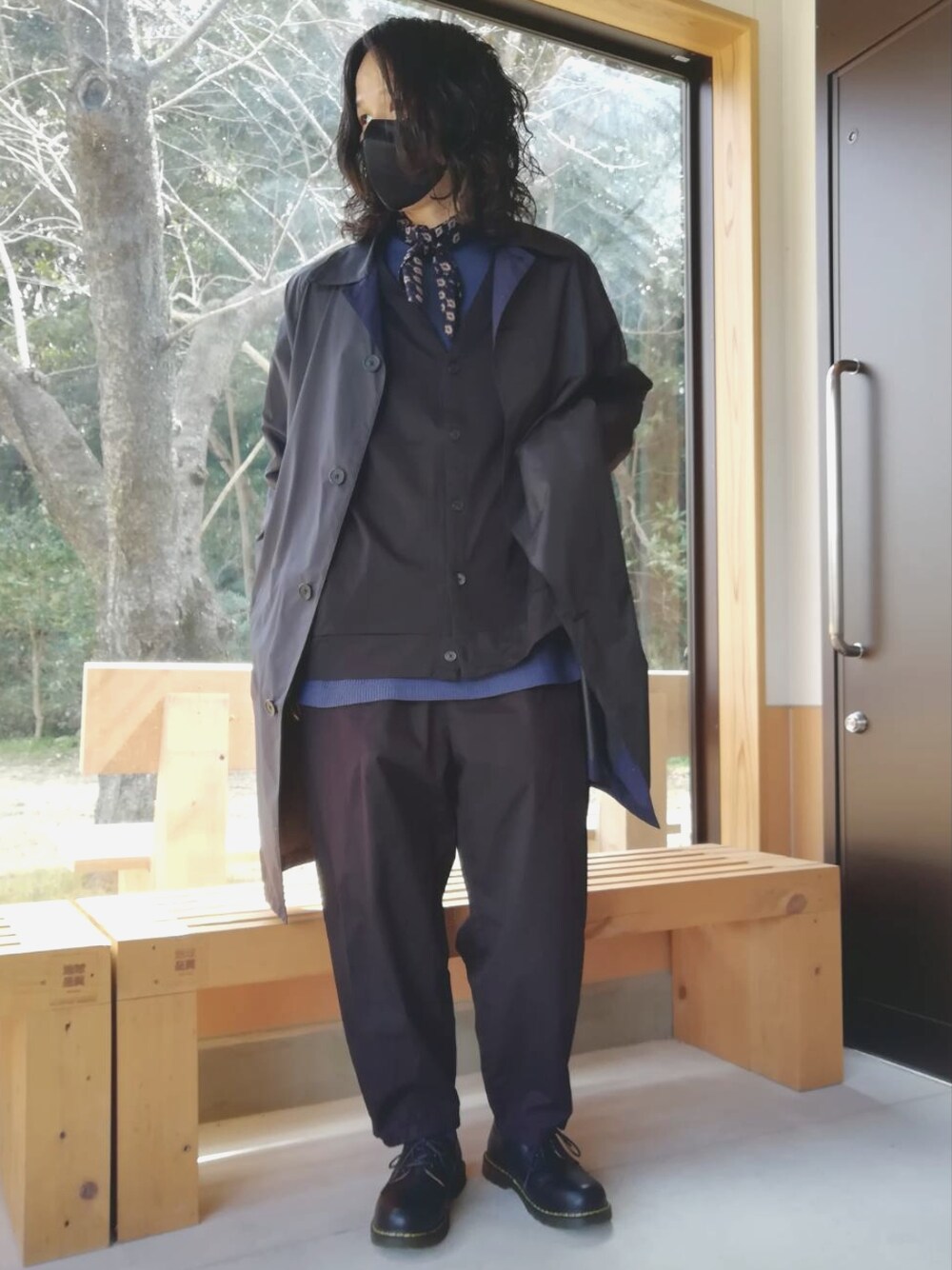 「休日スタイル、大人カジュアル、春、はるコーデ、低身長、今日のコーデ、黒コーデ、スカーフ、コート、バルーンパンツ、ドレスシューズ、ワッフルクルーネックＴ、プチプラ、レイヤードスタイル、革靴」｜「UNIQLOのアイテム（Tシャツ/カットソー、ブルー系）」を使った、Null-Ponさん（メンズ・164cm）の春コーディネートの1枚目の写真