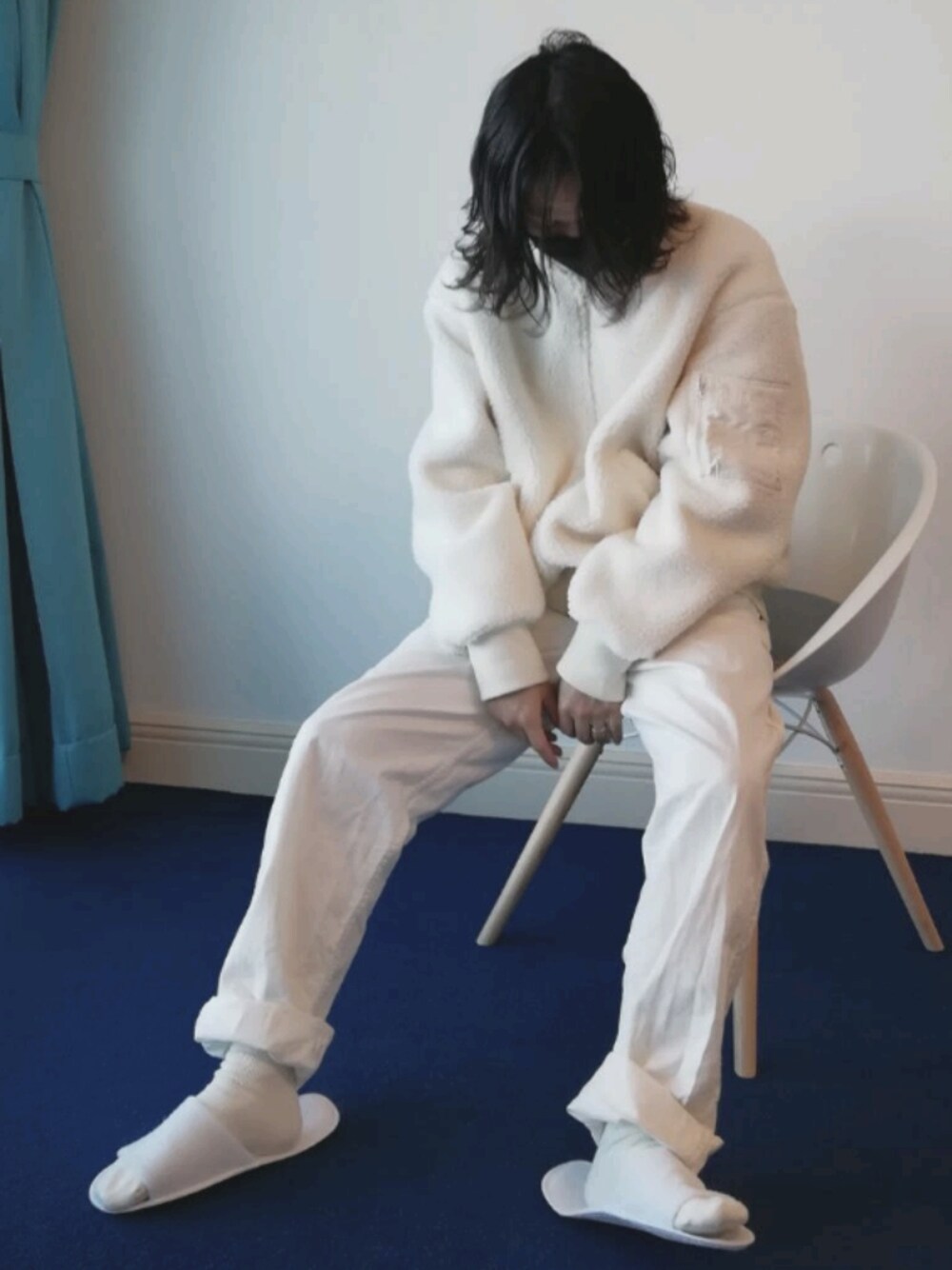 「クリスマスに着たい服、GU×SOPH.、白、ワントーンコーデ、お洒落さんとつながりたい、今日のコーデ、ストリート、低身長、MA-1、ワイドデニム、リラックススタイル、オーバーサイズ、低身長コーデ、リゾナーレ、白パンツ」｜「GUのアイテム（ブルゾン、ホワイト系）」を使った、Null-Ponさん（メンズ・164cm）の冬コーディネートの1枚目の写真