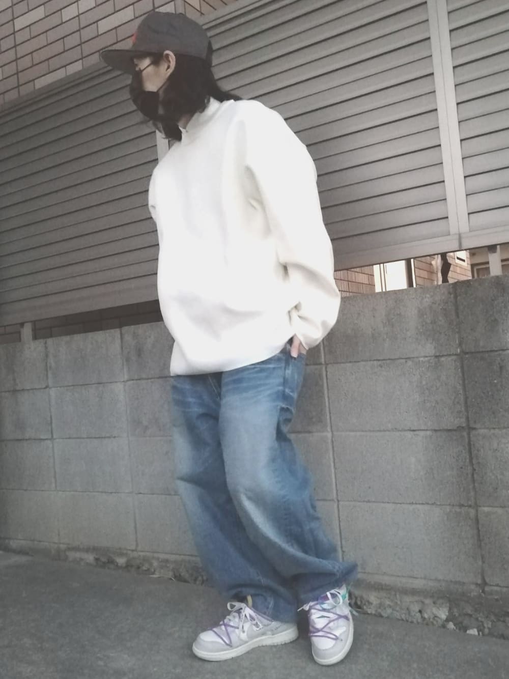 「休日スタイル、オーバーサイズ、ストリート、ビックシルエット、低身長、スニーカー、NIKE×offwhite、デニム、キャップ、シャツ、白ニット、スケータースタイル、おしゃれさんと繋がりたい、リラックススタイル、今日のコーデ」｜「Ottoのアイテム（キャップ、グレー系）」を使った、Null-Ponさん（メンズ・164cm）の冬コーディネートの1枚目の写真