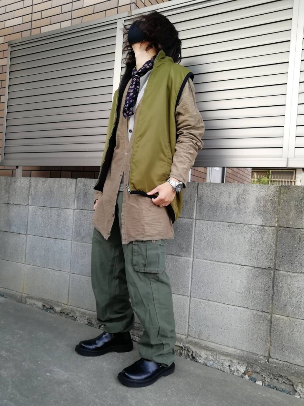 「古着MIX、ミリタリー、秋のコーデ、レイヤードスタイル、カーキ、gu×undercover、スカーフ、ロングカーディガン、お洒落さんとつながりたい、サイドゴアブーツ、低身長、ミリタリーパンツ、フリースジャケット、ベスト、ミリタリーコーデ祭り」｜「ankoROCKのアイテム（カーゴパンツ、グリーン系）」を使った、Null-Ponさん（メンズ・164cm）の秋コーディネートの1枚目の写真