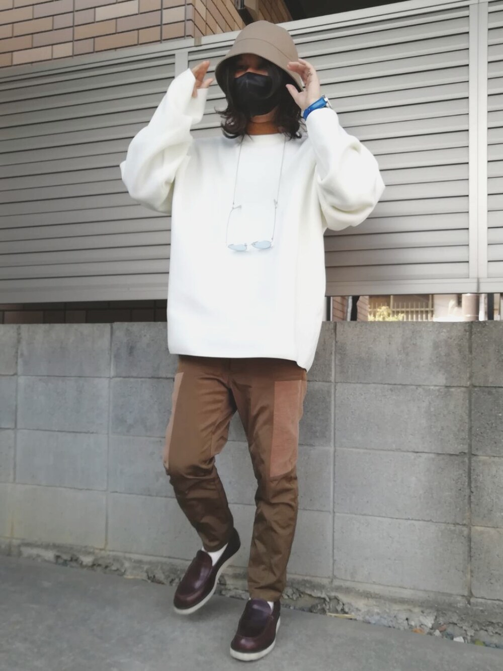 「バケットハット、ニット、ジョガーパンツ、白ニット、ローファー、ベージュ、めがね、メガネチェーン、今日のコーデ、ハイネックニット、GU、オーバーサイズ、低身長、春、休日スタイル」｜「GUのアイテム（ハット、ベージュ系）」を使った、Null-Ponさん（メンズ・164cm）の春コーディネートの1枚目の写真