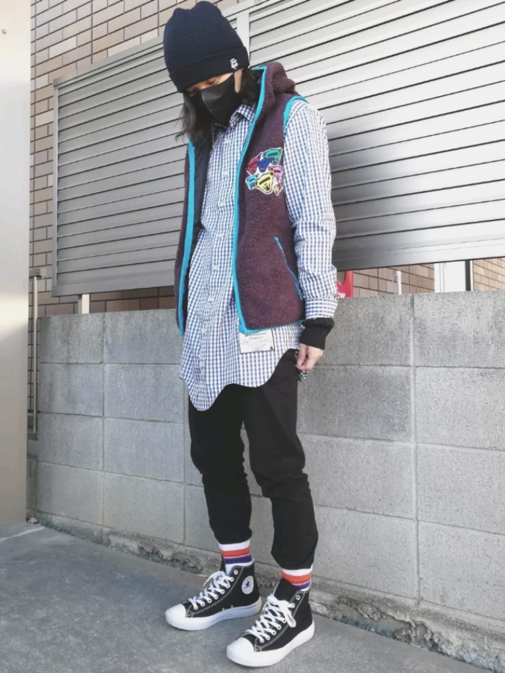 「今日のコーデ、シャツスタイル、ロングシャツ、ボアジャケット、ニット、黒スキニー、コンバース、ニット帽、レイヤードスタイル、ソックスイン、パーカー、ベスト、秋冬コーデ、私の推しブランド、低身長コーデ」｜「scrapeのアイテム（ニットキャップ/ビーニー、ブラック系）」を使った、Null-Ponさん（メンズ・164cm）の冬コーディネートの1枚目の写真