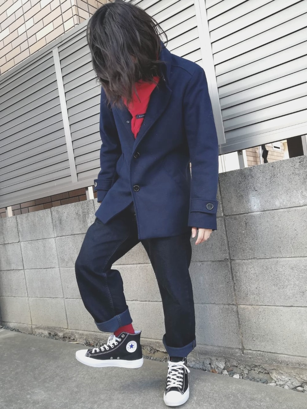 「カジュアルコーデ、シンプルコーデ、オトナカジュアル、冬コーデ、キレイめ、コンバース、スニーカー、休日コーデ、デニム、お洒落さんとつながりたい、今日のコーデ、きれいめカジュアル、コート、マフラー、マフラーぐるぐる」｜「TETE HOMMEのアイテム（ジャケット/アウター、ブルー系）」を使った、Null-Ponさん（メンズ・164cm）の冬コーディネートの1枚目の写真