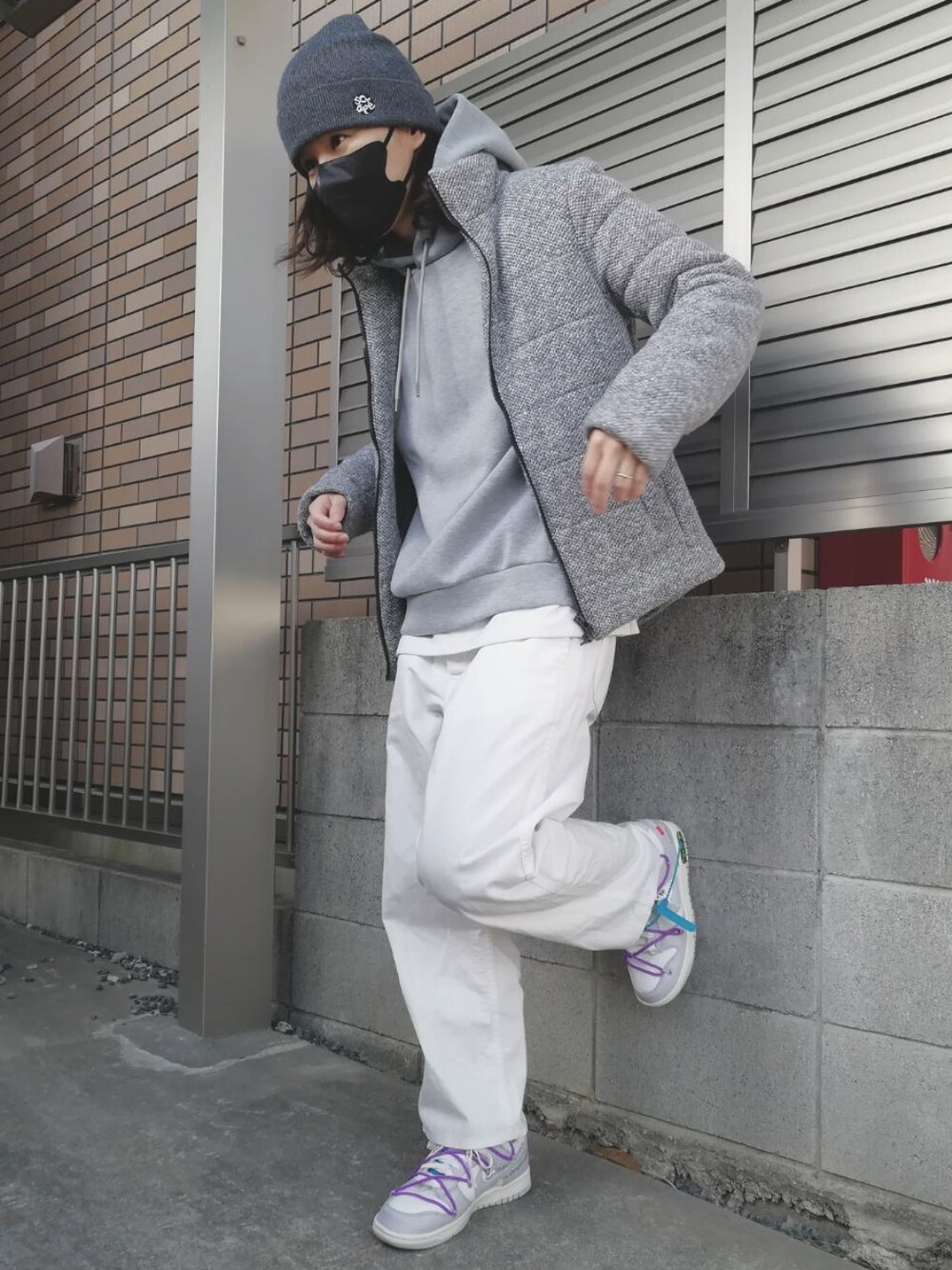 「今日のコーデ、ダウンジャケット、パーカー、フーディー、白パンツ、グレーコーデ、ワントーンコーデ、ニット帽、ストリート、スニーカー、NIKE×offwhite、dunk、低身長、シンプルコーデ、スニーカーコーデ」｜「scrapeのアイテム（ニットキャップ/ビーニー、グレー系）」を使った、Null-Ponさん（メンズ・164cm）の冬コーディネートの1枚目の写真