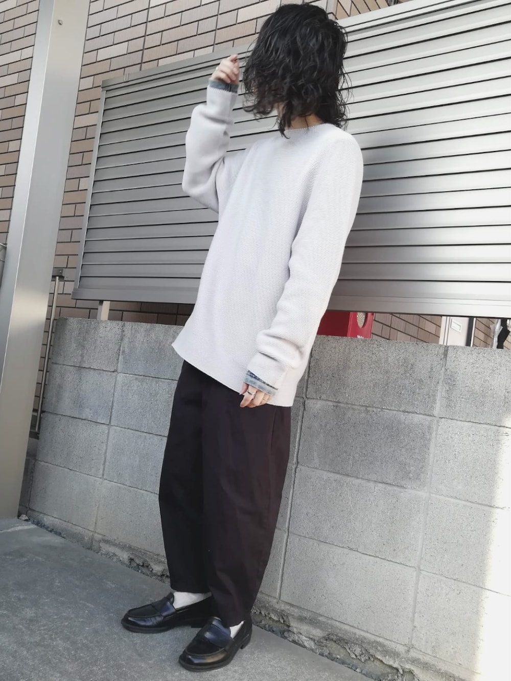 「バルーンパンツ、ニット、3Dニット、ローファー、モノトーン、シンプル、春コーデ、リラックススタイル、オーバーサイズ、今日のコーデ、低身長コーデ、キレイめ、ロンT、GU、プチプラ」｜「UNIQLOのアイテム（ニット/セーター、グレー系）」を使った、Null-Ponさん（メンズ・164cm）の春コーディネートの1枚目の写真