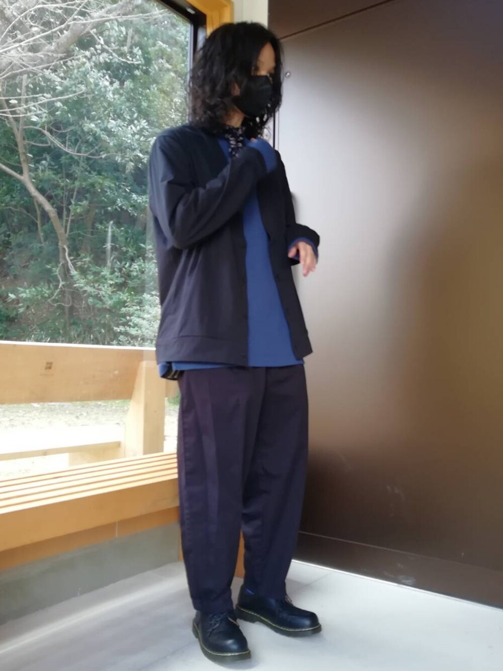 「休日スタイル、大人カジュアル、春、はるコーデ、低身長、今日のコーデ、黒コーデ、スカーフ、コート、バルーンパンツ、ドレスシューズ、ワッフルクルーネックＴ、プチプラ、レイヤードスタイル、革靴」｜「UNIQLOのアイテム（Tシャツ/カットソー、ブルー系）」を使った、Null-Ponさん（メンズ・164cm）の春コーディネートの2枚目の写真
