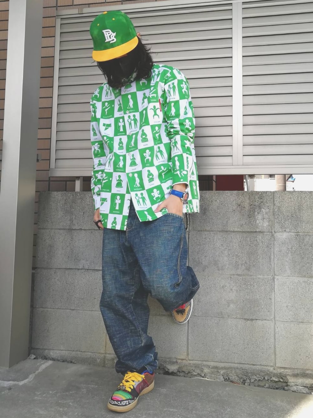 ブルー系のデニムパンツ、その他のスニーカー、グリーン系のシャツ/ブラウスを着用したメンズの春コーディネートの3枚目の写真