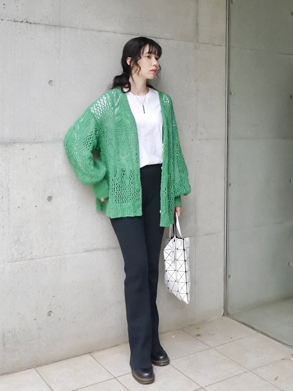 「今日のコスメと服、mamekurogouchi、mame、PERVERZE、BAO BAO ISSEY MIYAKE、オトナカジュアル、シンプルスタイル、カーディガン、ニットパンツ、モノトーンコーデ、骨格ナチュラル、カラーコーデ、ドクターマーチン、おでかけコーデ、白Tシャツ」｜「UNIQLOのアイテム（Tシャツ/カットソー、ホワイト系）」を使った、ユリさん（レディース・169cm）の春コーディネートの1枚目の写真