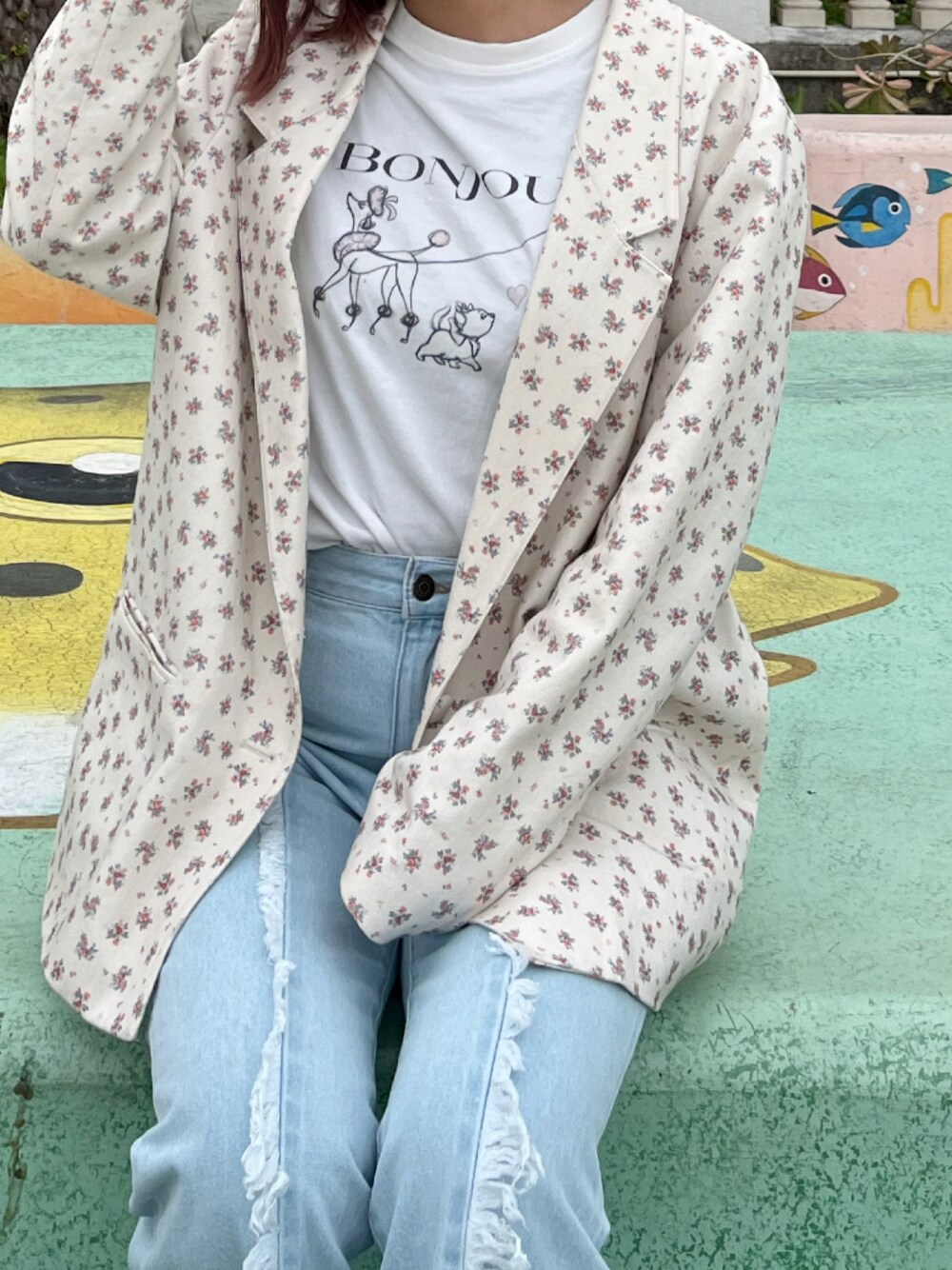 「春、春服、デニムパンツ、花柄」｜「epineの＜Disney Marie＞Bonjour long TEE（Tシャツ/カットソー、ホワイト系）」を使った、kanon さん（レディース・161cm）の春コーディネートの1枚目の写真
