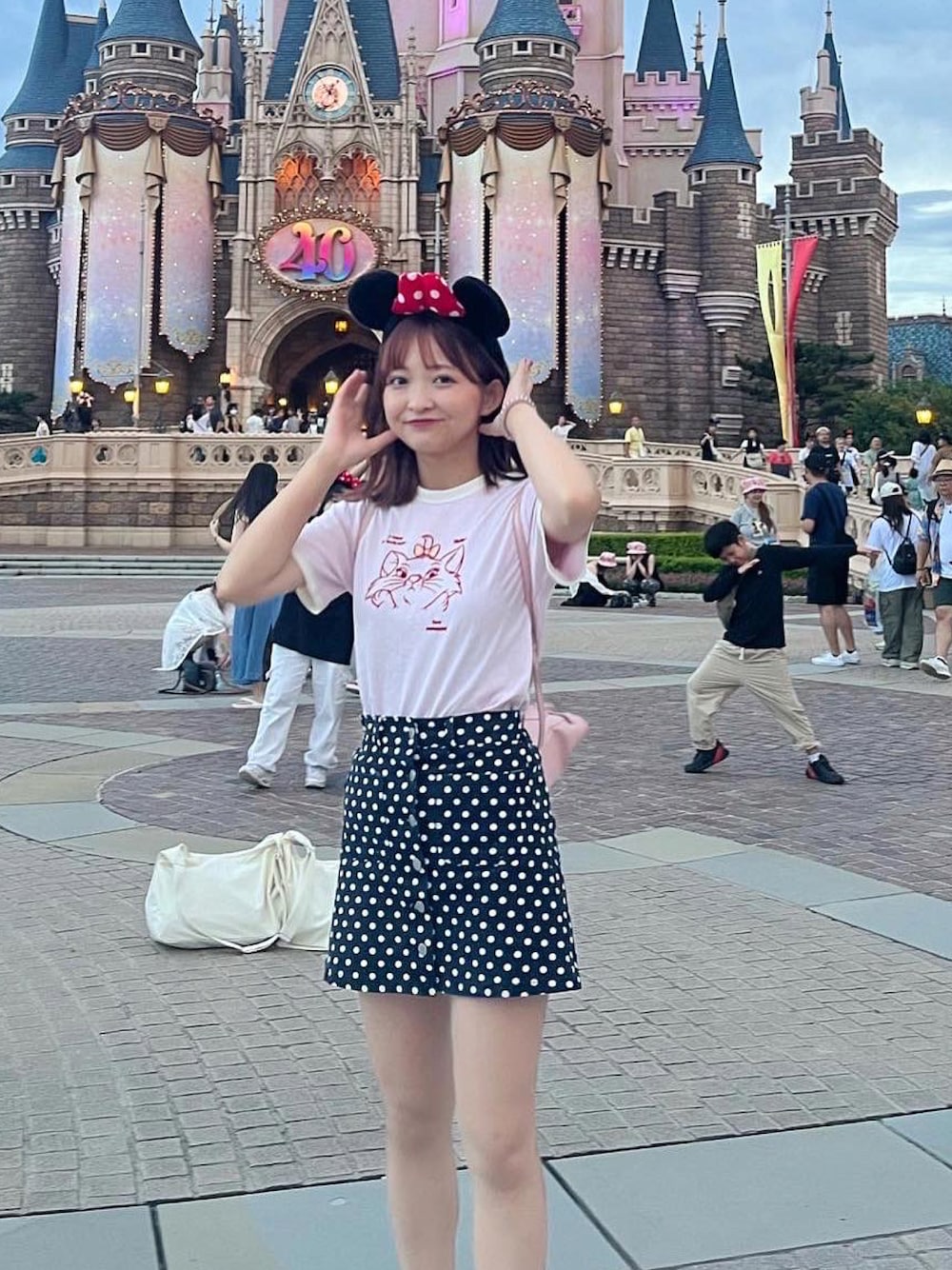 「ディズニーコーデ、ディズニー、ディズニーランド、ミニスカート、マリーちゃんコーデ」｜「SpRayのアイテム（スカート、ブラック系）」を使った、kanon さん（レディース・161cm）の秋コーディネートの1枚目の写真