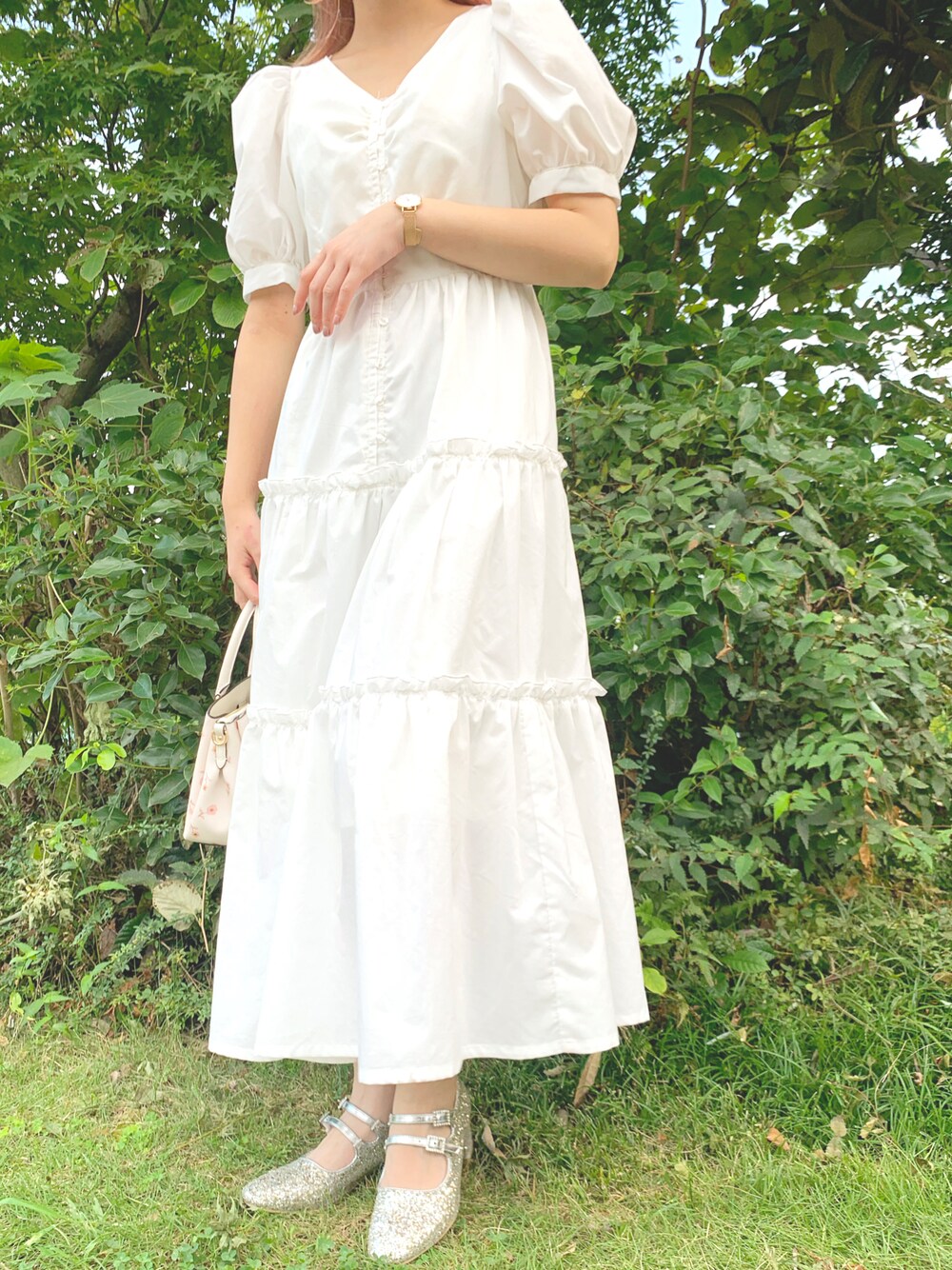 「休日コーデ、休日スタイル、＃ワンピース、ホワイトコーデ」｜「one after another NICE CLAUPのビジューダブルストラップパンプス（パンプス、シルバー系）」を使った、kanon さん（レディース・161cm）の夏コーディネートの1枚目の写真