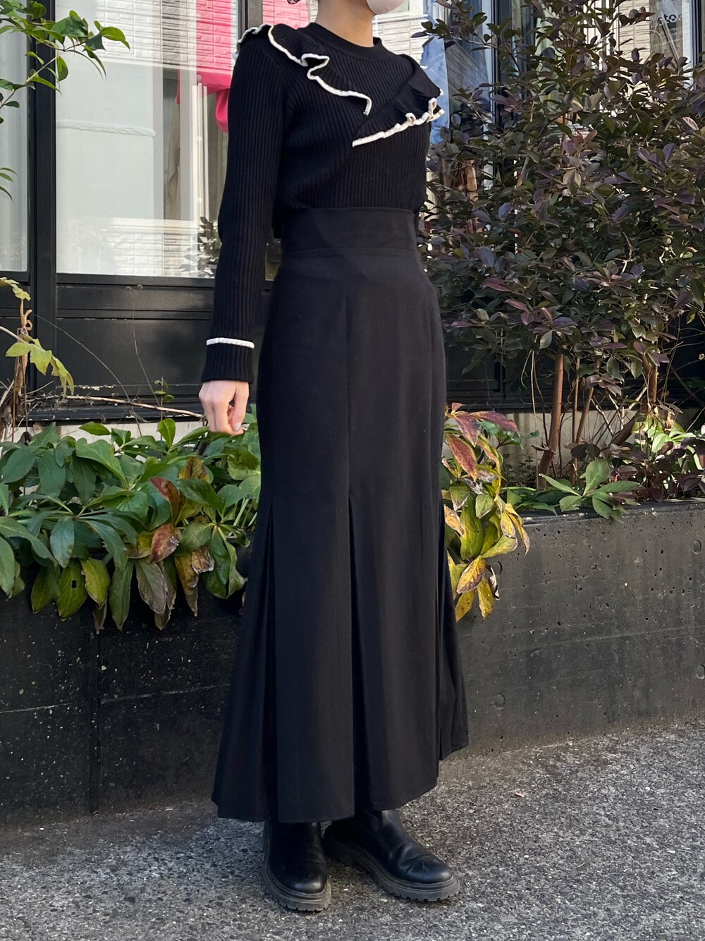 「ニット、マーメイドスカート、出勤コーデ」｜「Chicoの配色アシメ肩フリルリブニット（ニット/セーター、ブラック系）」を使った、kanon さん（レディース・161cm）の春コーディネートの1枚目の写真