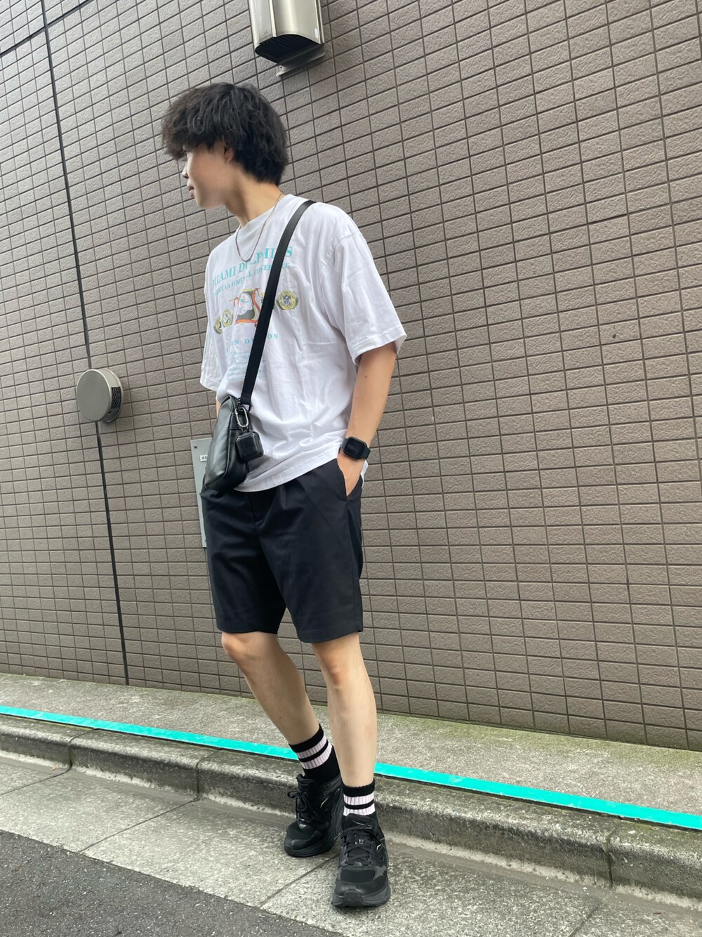 「ゆるコーデ、夏だ！Tシャツ着よう！、シンプル、きれいめカジュアル、ラフコーデ、ストリートコーデ、夏コーデ、スニーカーコーデ、ハーフパンツ、白Tシャツ、いいね、save、フォローお願いします🤑」｜「BEAUTY&YOUTH UNITED ARROWSのシャンブレー ワイドテーパード イージー ショートパンツ（その他パンツ、ブラック系）」を使った、enoseさん（メンズ・175cm）の夏コーディネートの1枚目の写真