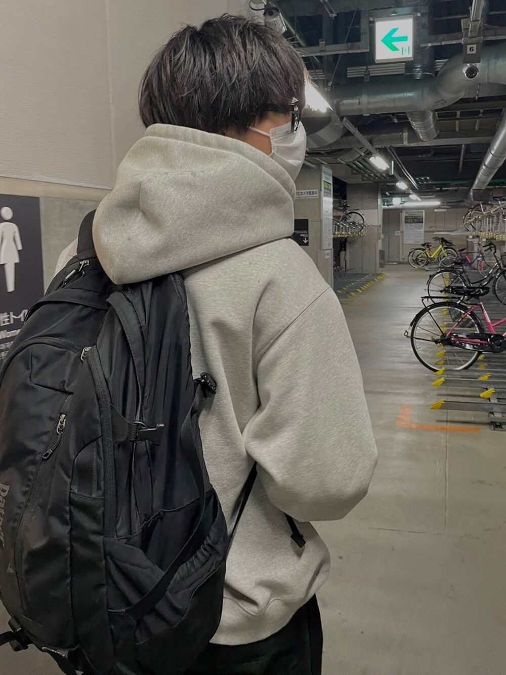 「春服みてみて、今日のコーデ、シンプルスタイル、メンズコーデ、春コーデ、お洒落さんとつながりたい、休日スタイル、シンプル、カジュアルコーデ、カジュアル、スウェット、パーカー、めがね」｜「patagoniaのアイテム（バックパック/リュック、ブラック系）」を使った、enoseさん（メンズ・175cm）の春コーディネートの1枚目の写真