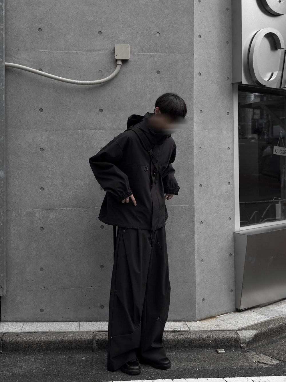 ブラック系のその他パンツ、ブラック系のブルゾンを着用したメンズの秋コーディネートの1枚目の写真