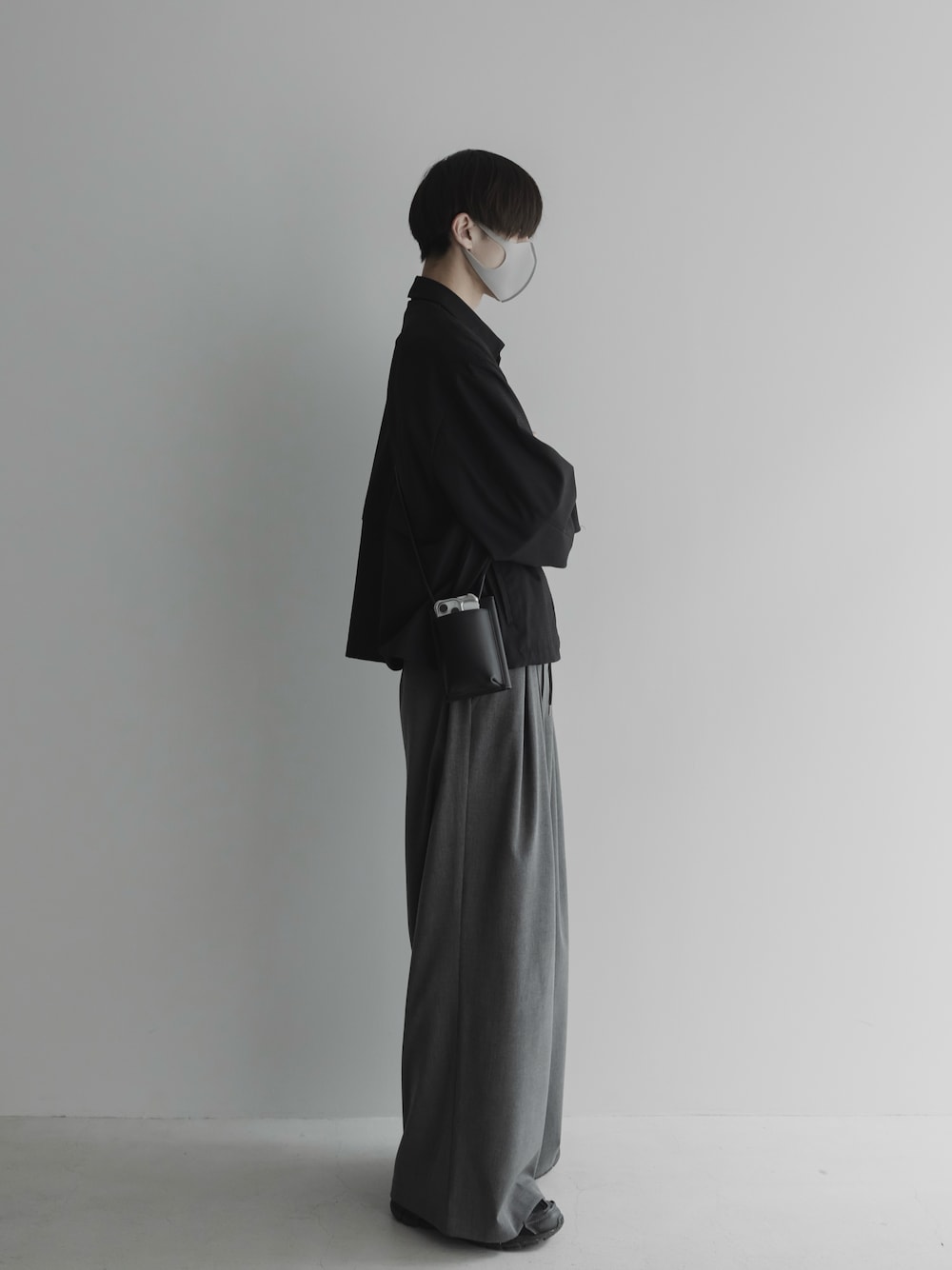 ブラック系のバッグを着用したメンズの春コーディネートの1枚目の写真