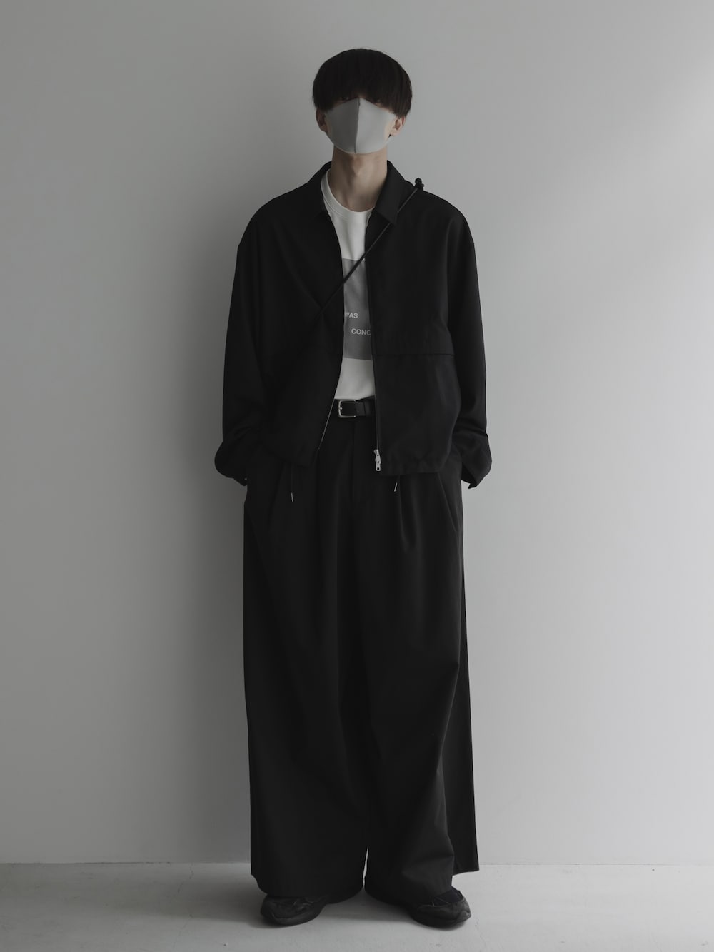 ホワイト系のトップスを着用したメンズの春コーディネートの1枚目の写真