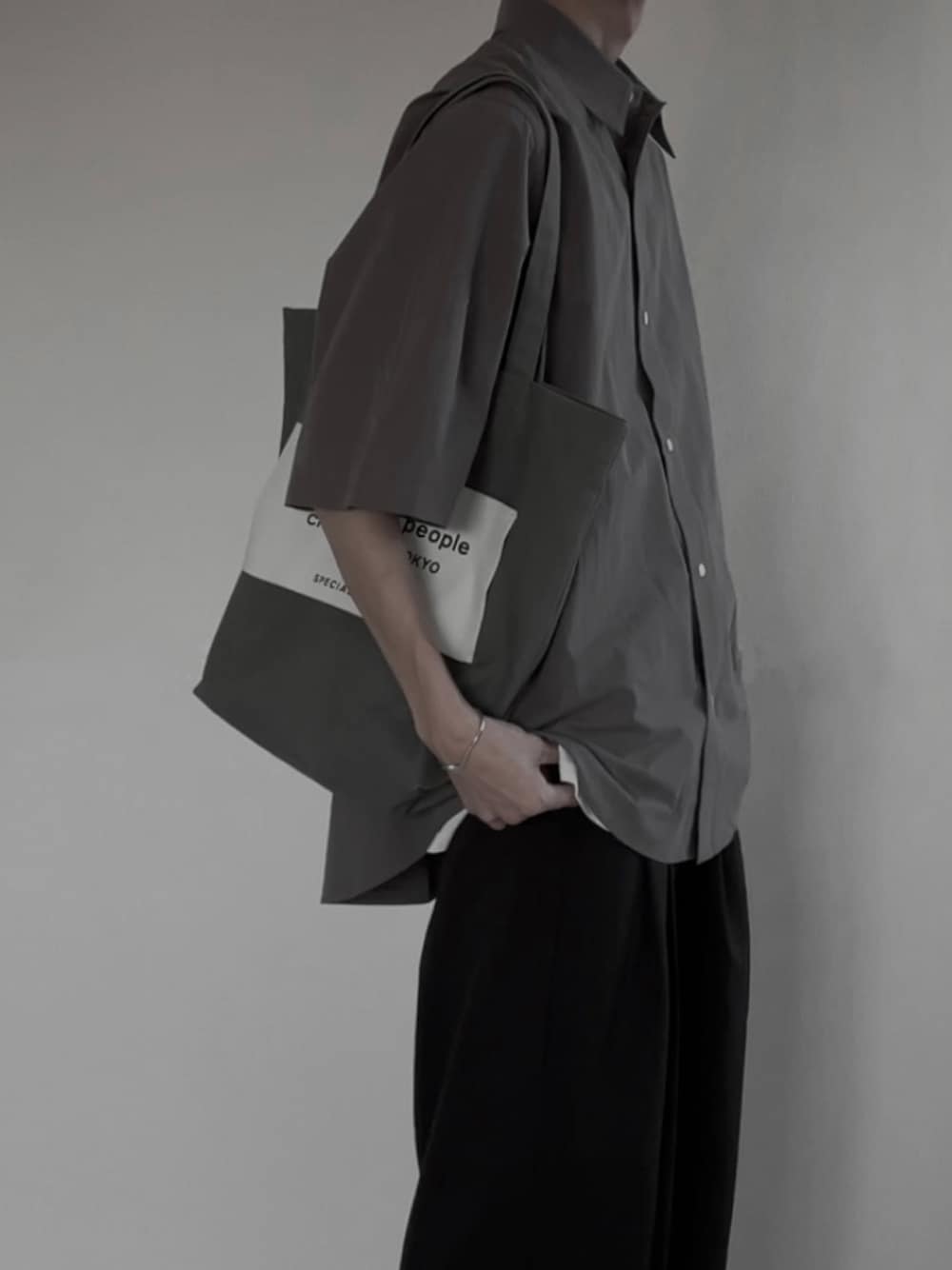 「メンズファッション、キレイめ、シンプルコーデ、シャツスタイル、remer」｜「remerのloose double tuck wide PT / ルーズダブルタックワイドパンツ（その他パンツ、ブラック系）」を使った、Ryuさん（メンズ・180cm）の春コーディネートの1枚目の写真