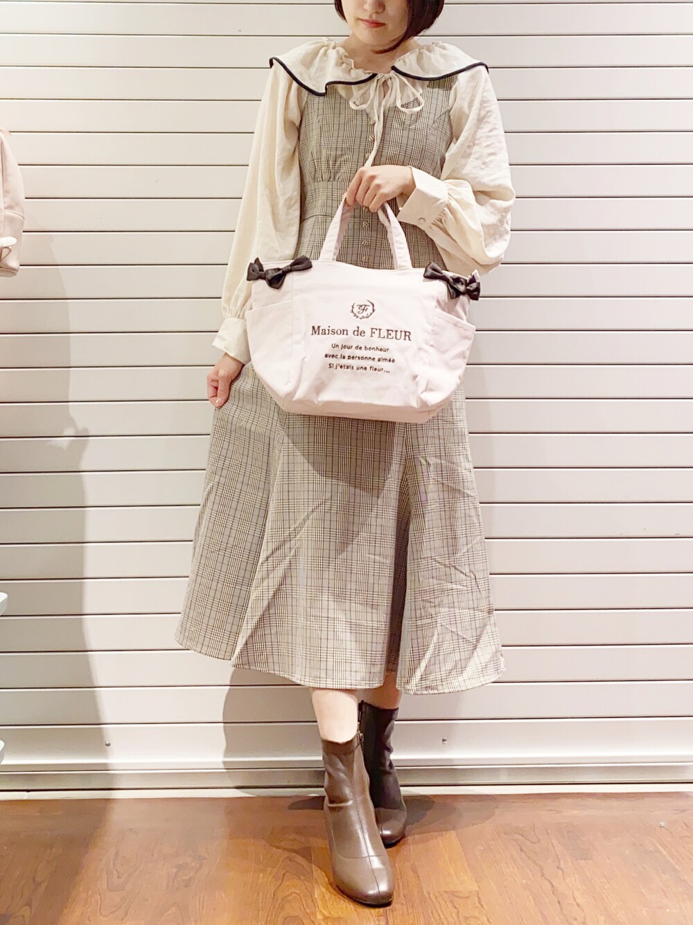 「Maison de FLEUR、earth music&ecology、秋コーデ、ショッピング、お洒落さんとつながりたい、ガーリー、白スニーカー、低身長、151cm、オトナ女子、トートバッグ、ベージュ、ワンピース」｜「Maison de FLEURのチェック柄リボンワンピース（ワンピース、ベージュ系）」を使った、sayaさん（レディース・151cm）の秋コーディネートの1枚目の写真