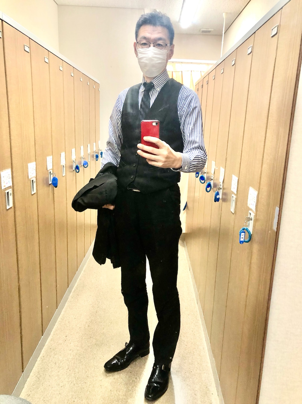 「通勤コーデ、スーツ、ベスト、ジレ」｜「LES MUESのアイテム（スーツセット、ブラック系）」を使った、Takaさん（メンズ・183cm）の春コーディネートの1枚目の写真